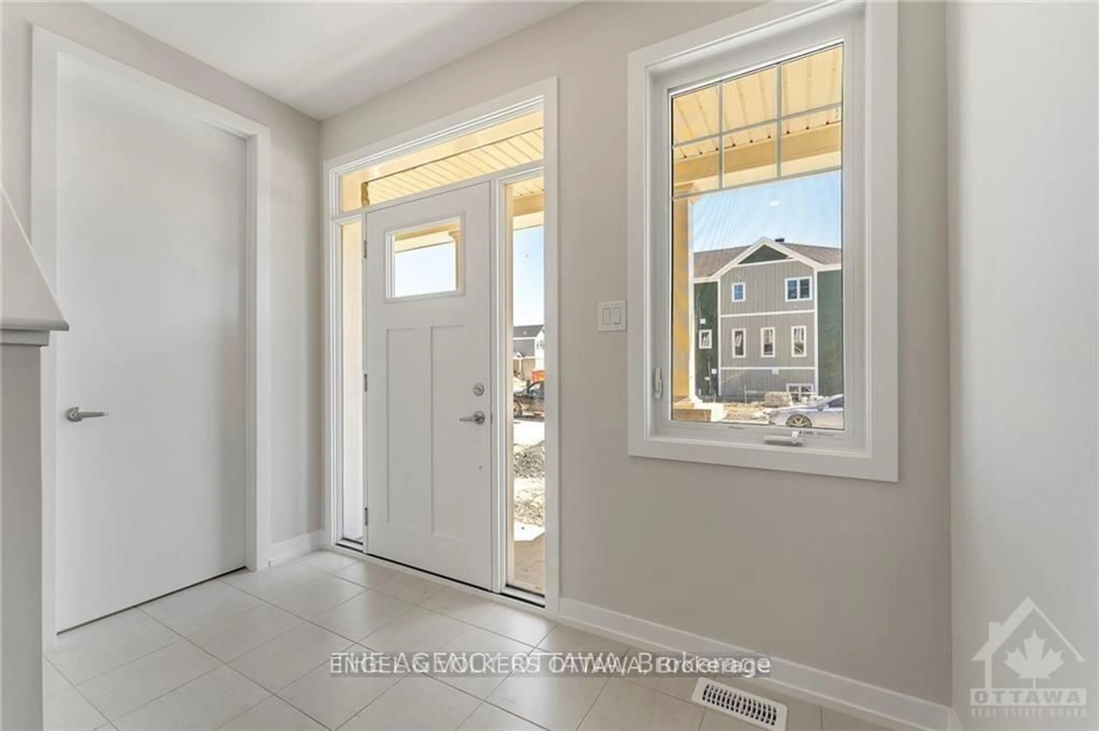Indoor entryway for 89 Hackamore Cres, Richmond Ontario K0A 2Z0