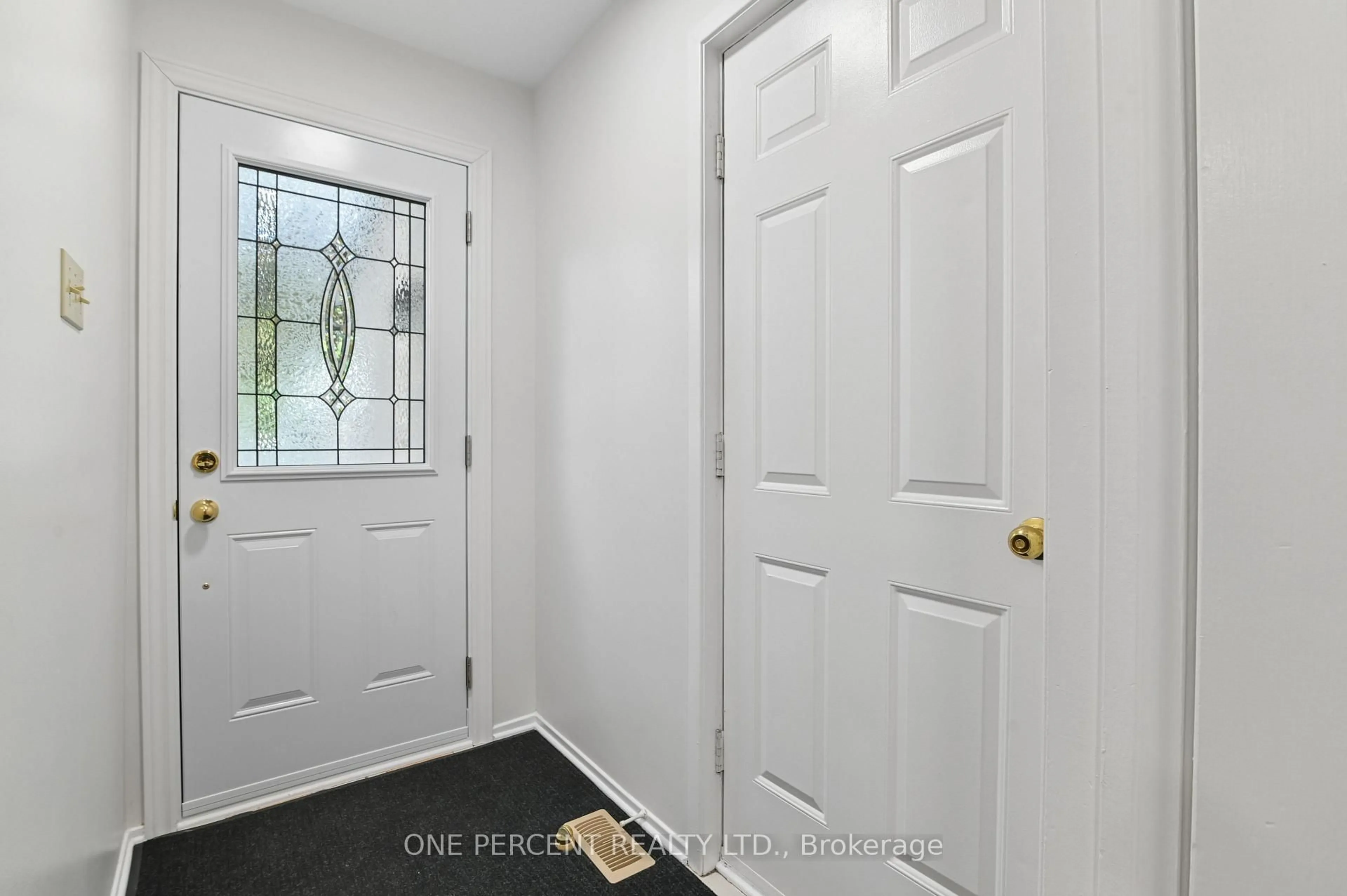 Indoor entryway for 710 Coronation Ave #52, Ottawa Ontario K1G 4G7