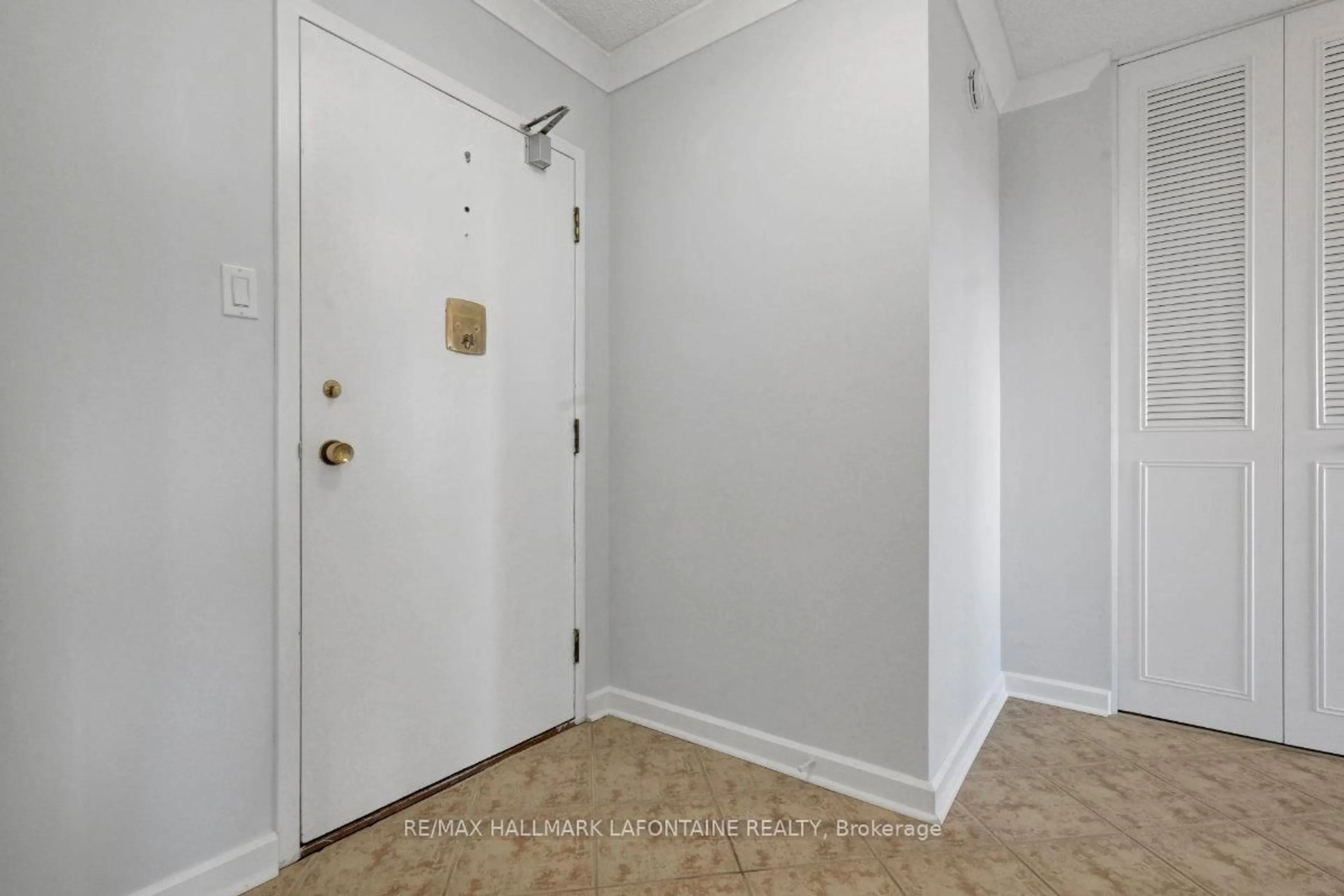 Indoor entryway for 1285 Cahill Dr #1606, Ottawa Ontario K1V 9A7