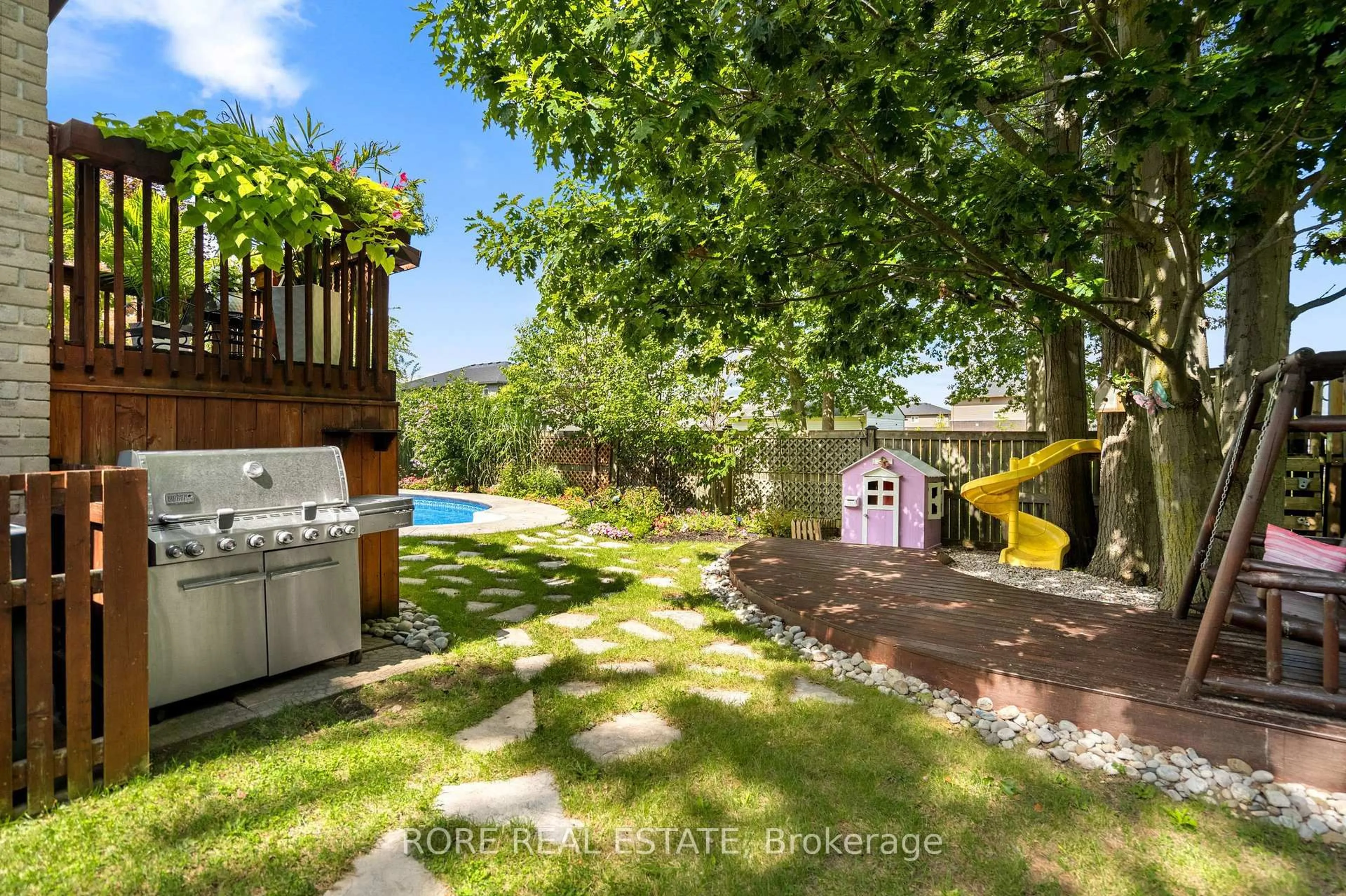 A pic from outside/outdoor area/front of a property/back of a property/a pic from drone, street for 3216 Grove Ave, Fort Erie Ontario L0S 1N0