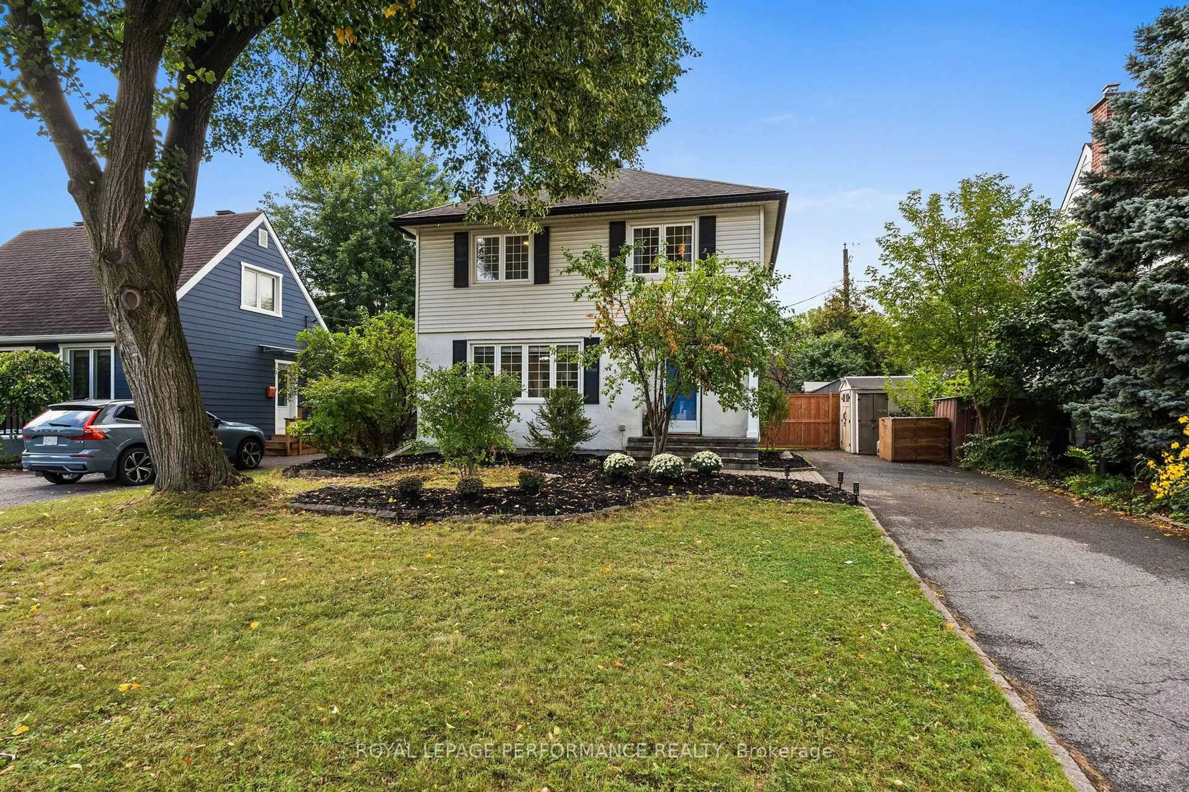 A pic from outside/outdoor area/front of a property/back of a property/a pic from drone, street for 814 Raglan Ave, Ottawa Ontario K1G 1M4