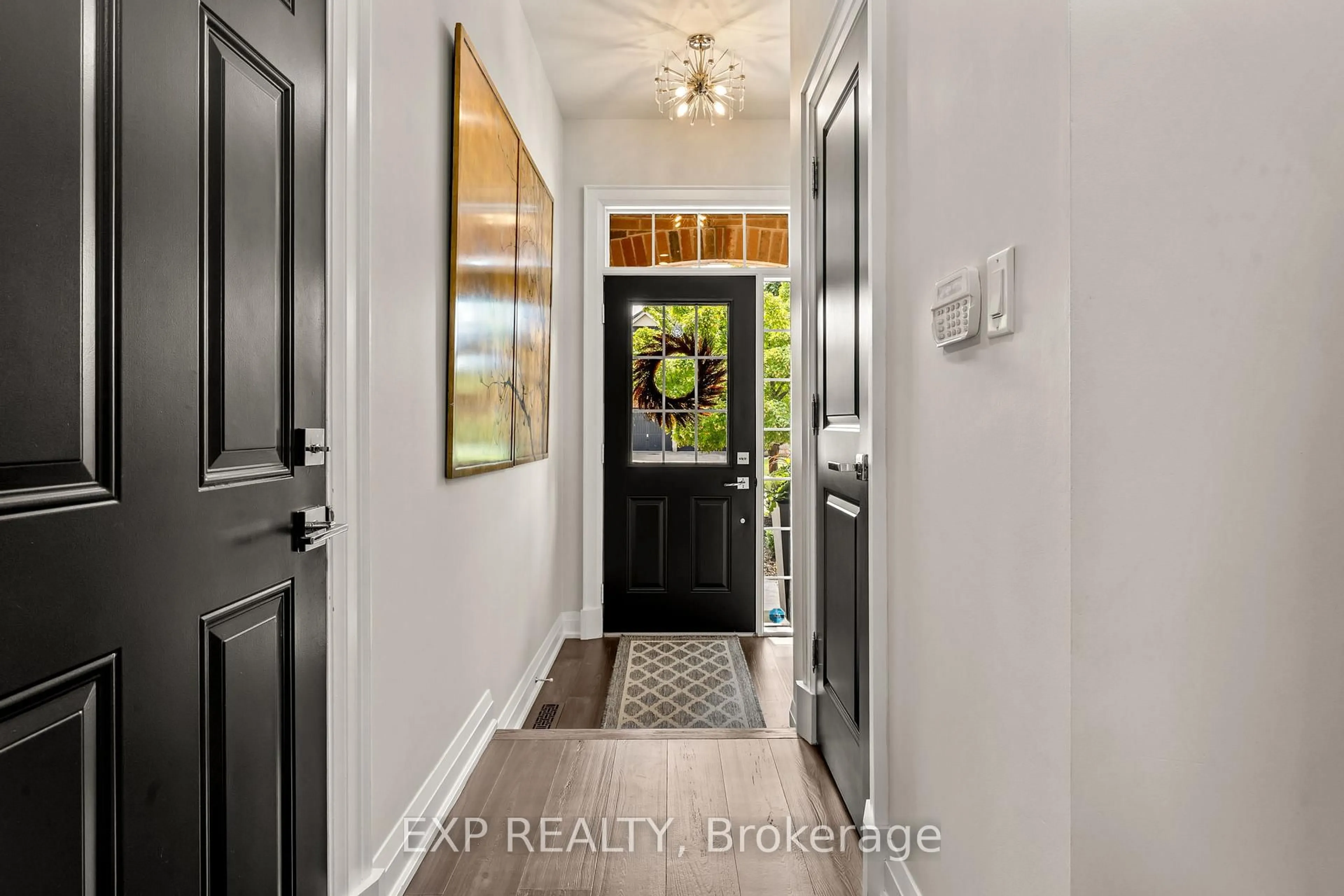 Indoor entryway for 7 Seacove Crt, Hamilton Ontario L8E 0B3