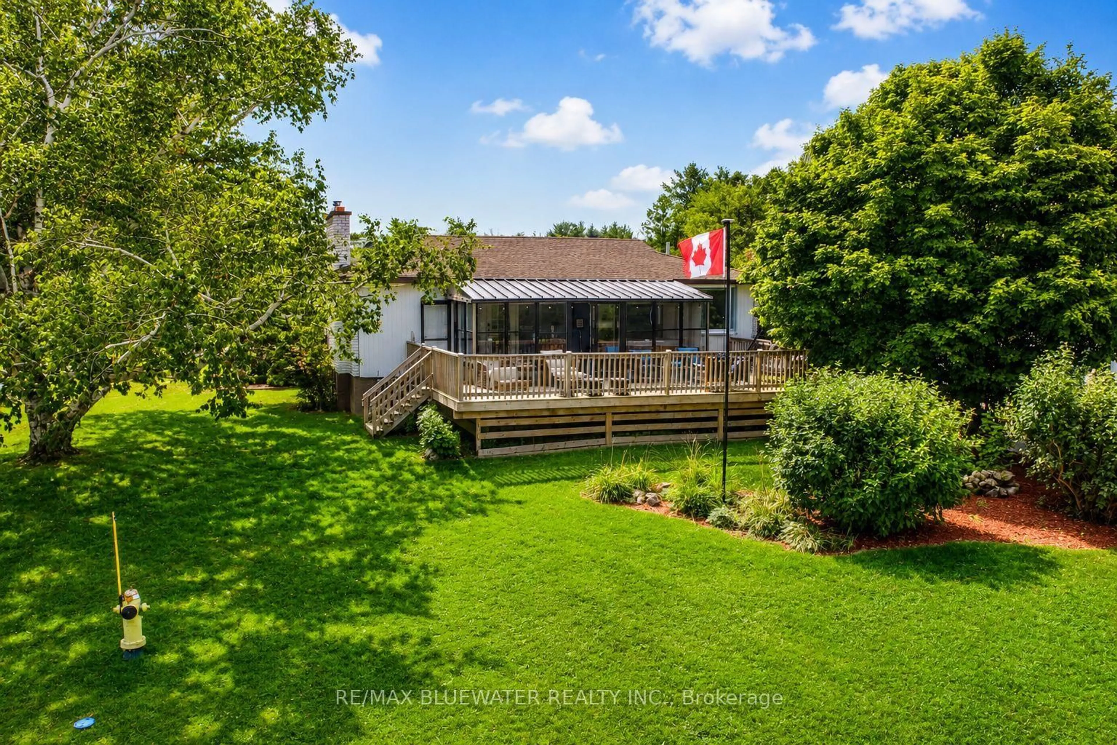 A pic from outside/outdoor area/front of a property/back of a property/a pic from drone, street for 9997 Edward St, Lambton Shores Ontario N0M 2L0