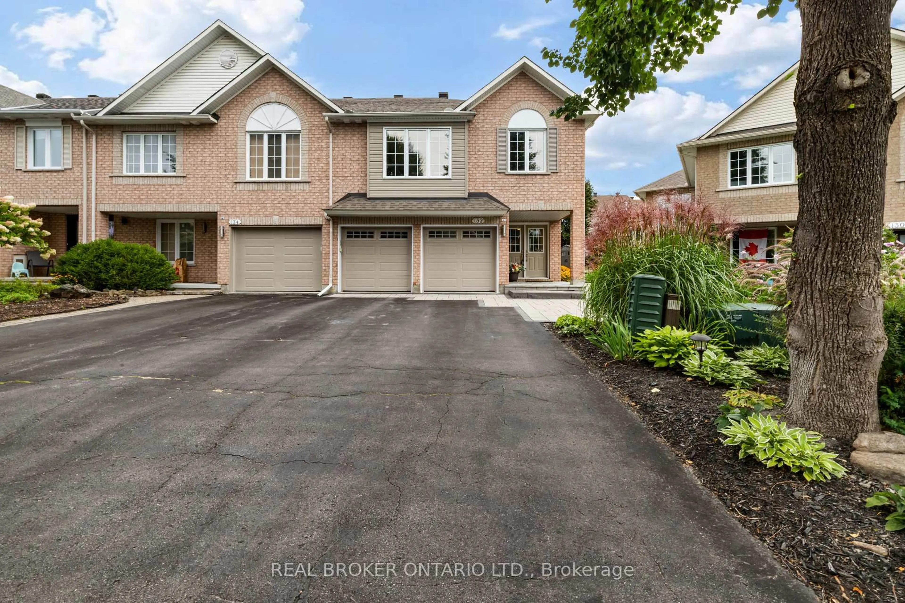 A pic from outside/outdoor area/front of a property/back of a property/a pic from drone, street for 132 Macassa Circ, Ottawa Ontario K2T 1J9
