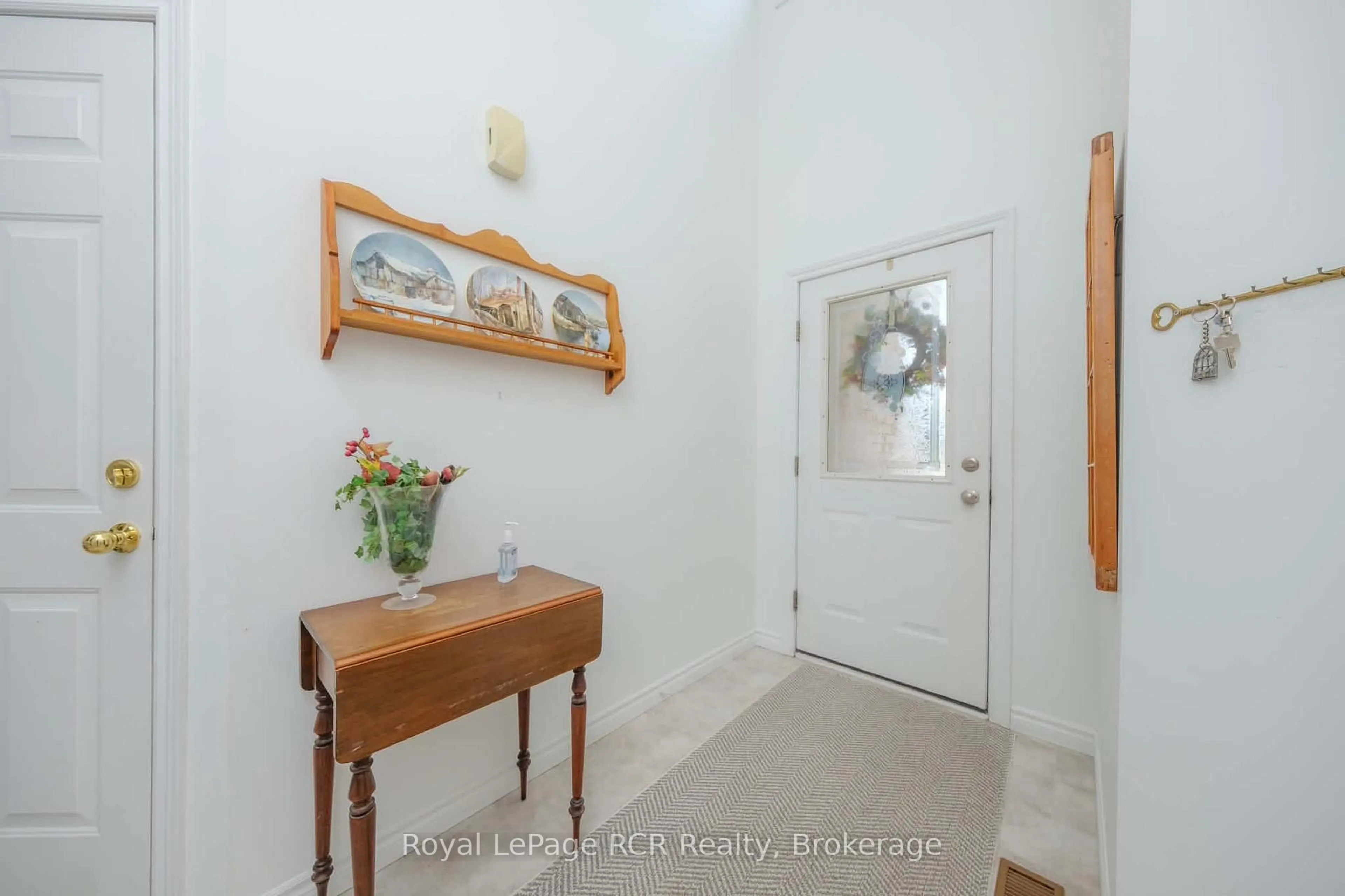 Indoor entryway for 855 Princes St #3, Kincardine Ontario N2Z 1Z2