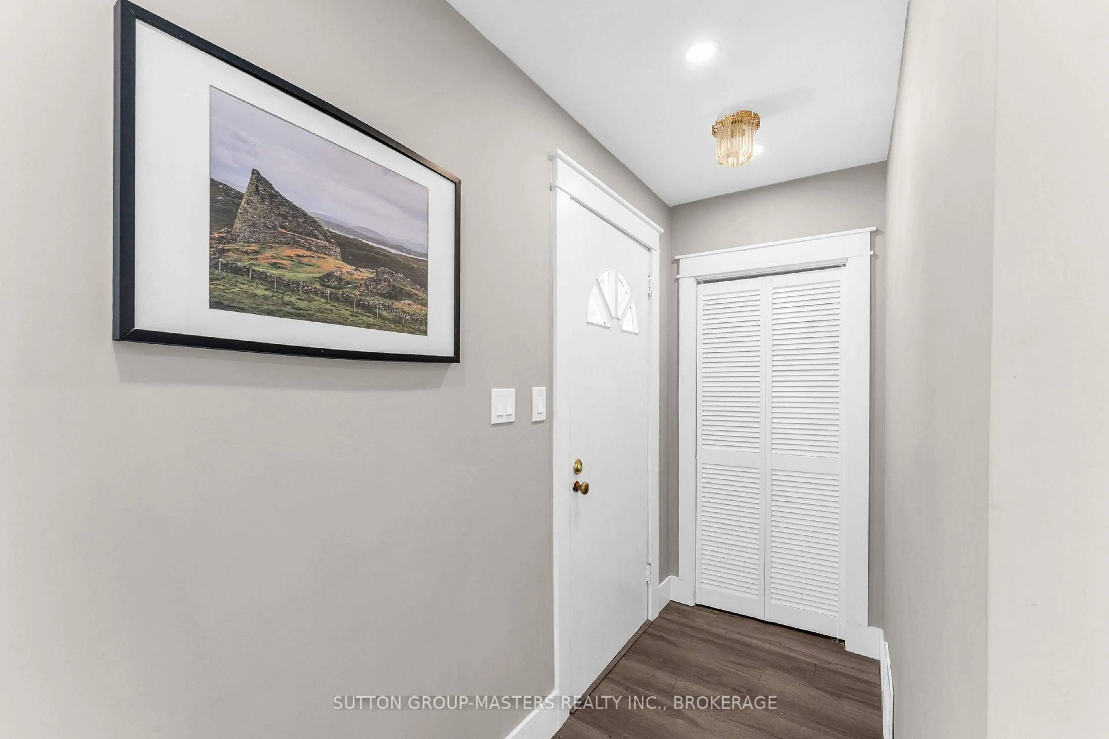 Indoor entryway for 945 Victoria St, Kingston Ontario K7K 4T9