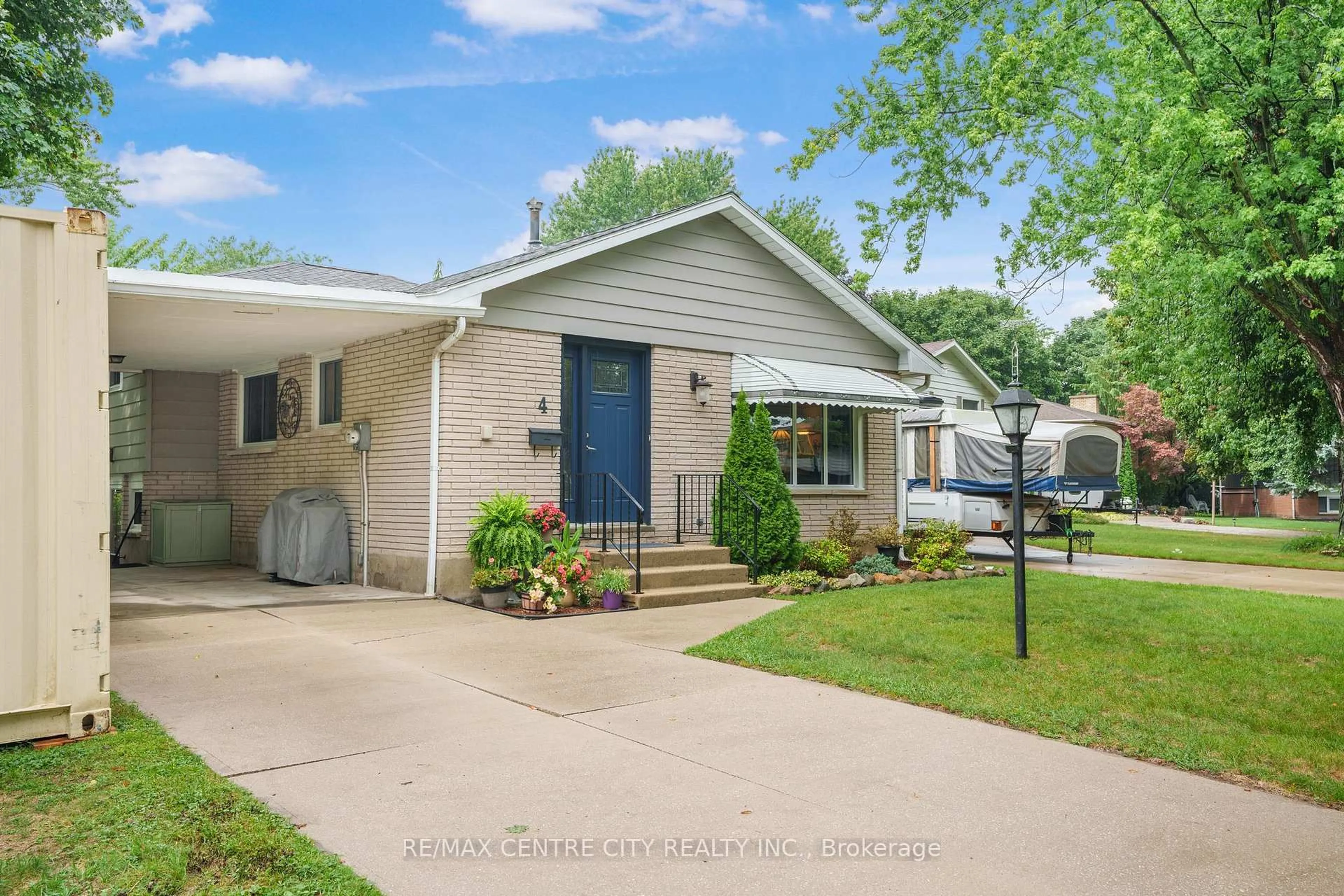 Home with vinyl exterior material, street for 4 Quail Pl, Chatham-Kent Ontario N7L 1G2