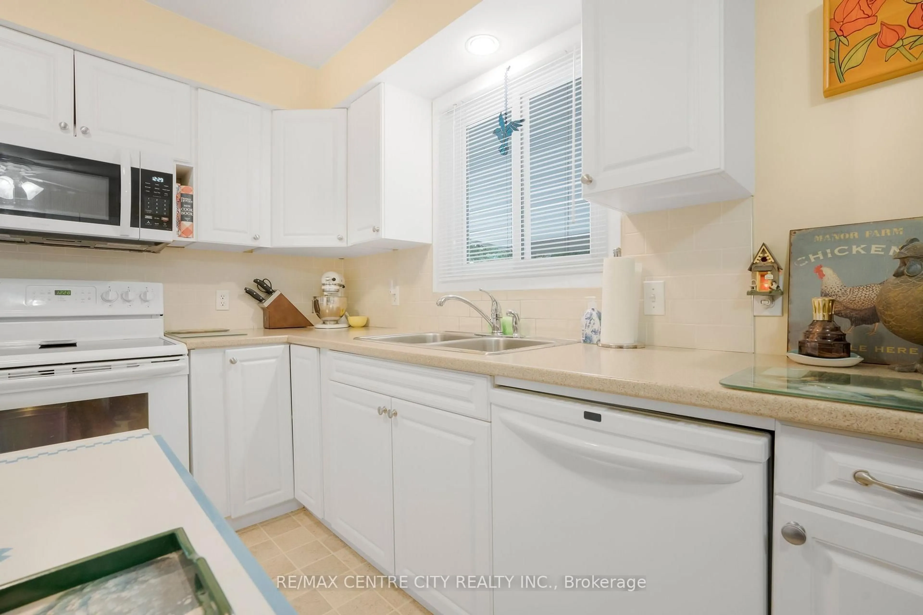 Standard kitchen, ceramic/tile floor for 4 Quail Pl, Chatham-Kent Ontario N7L 1G2