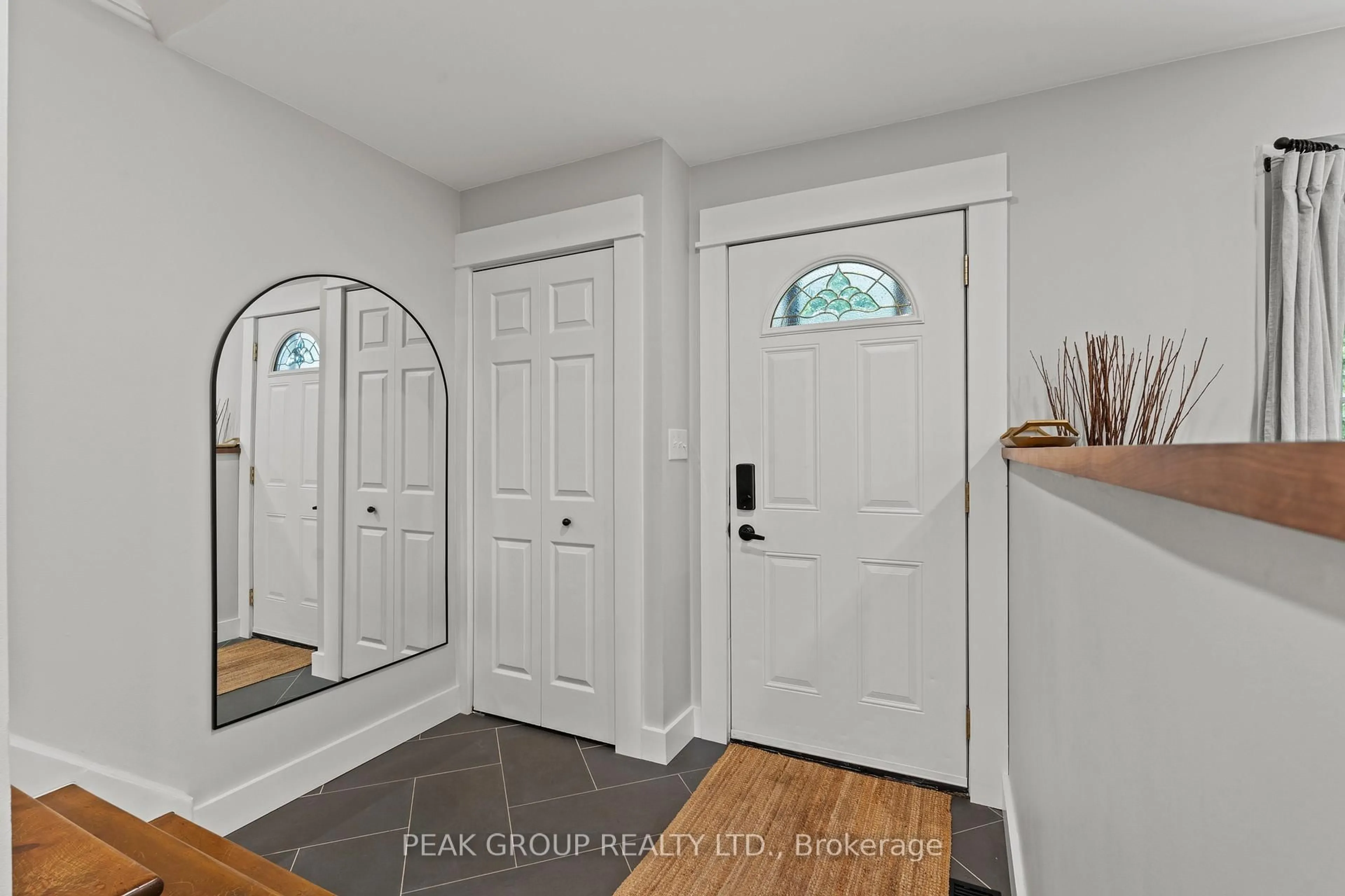 Indoor entryway for 37 Elma St, St. Catharines Ontario L2N 6Z2