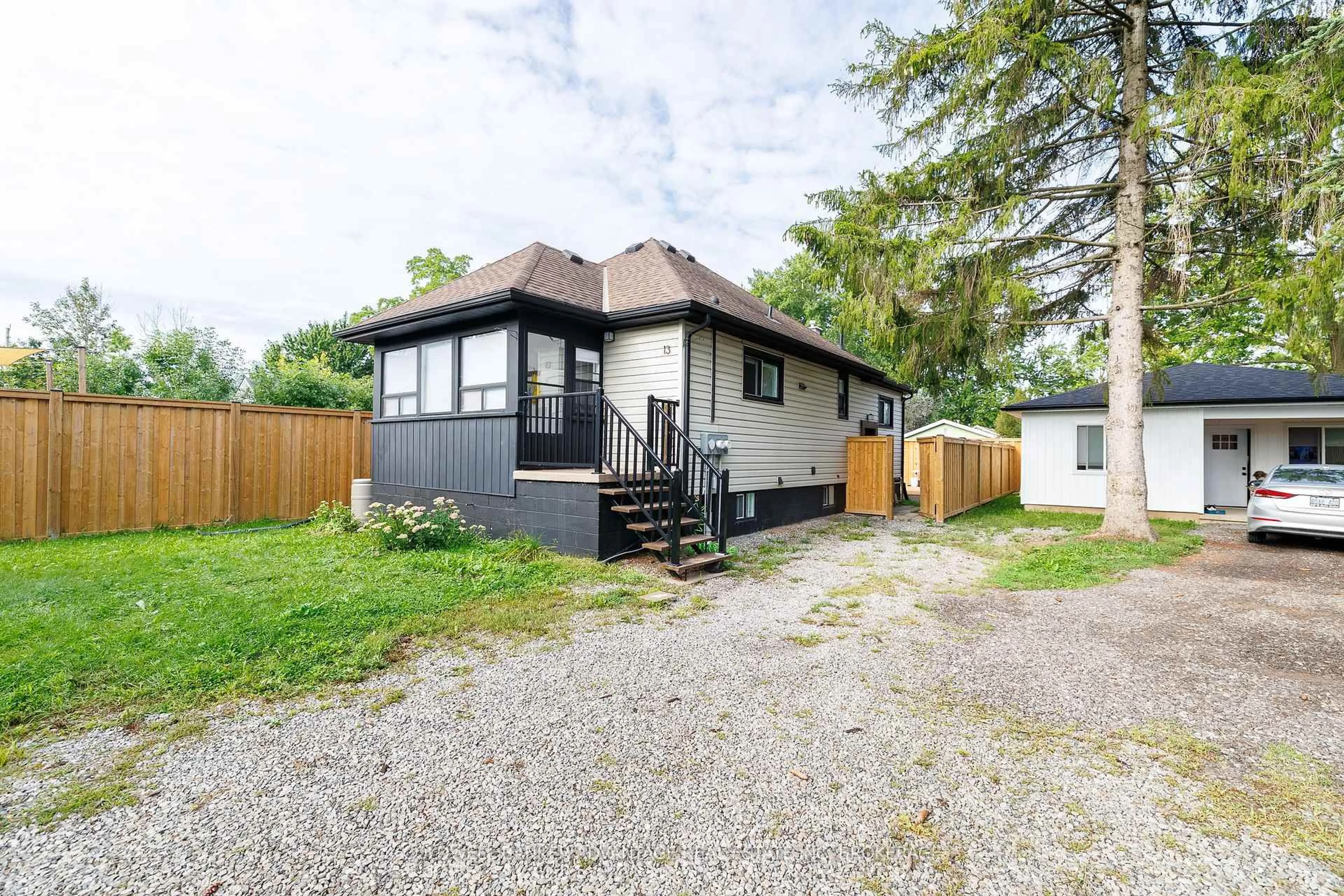 Unknown for 13 Duncan St, Welland Ontario L3B 2C5