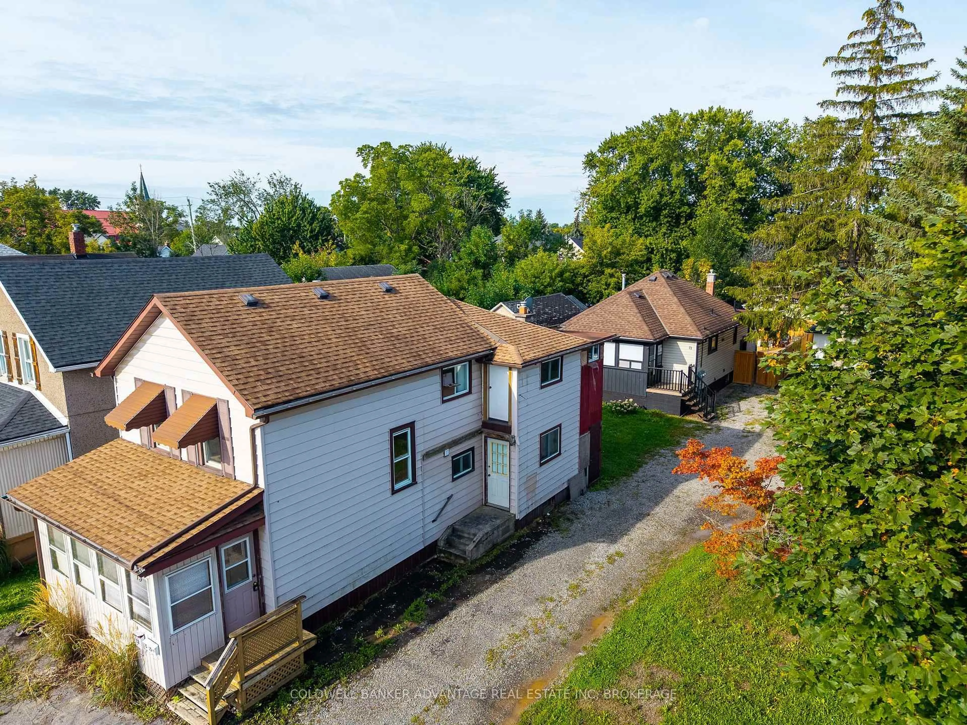 A pic from outside/outdoor area/front of a property/back of a property/a pic from drone, street for 15 Duncan St, Welland Ontario L3B 2C5