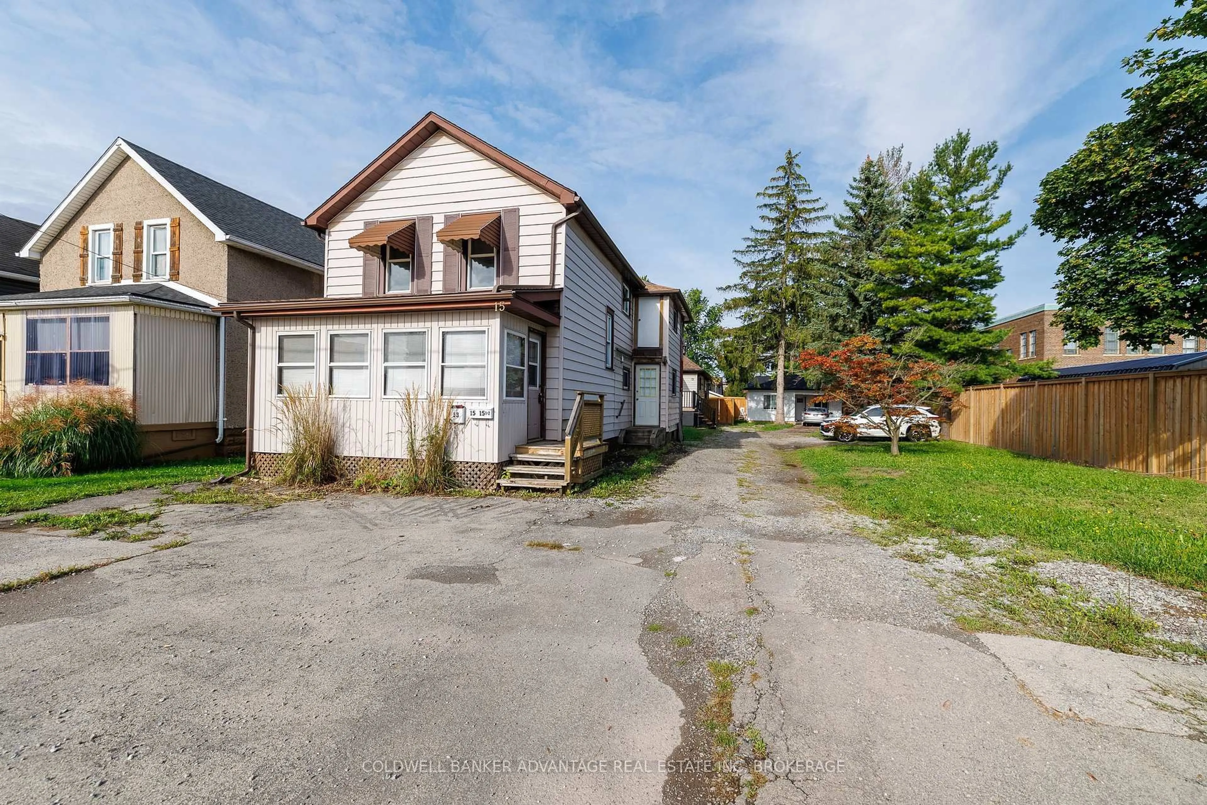 A pic from outside/outdoor area/front of a property/back of a property/a pic from drone, street for 15 Duncan St, Welland Ontario L3B 2C5