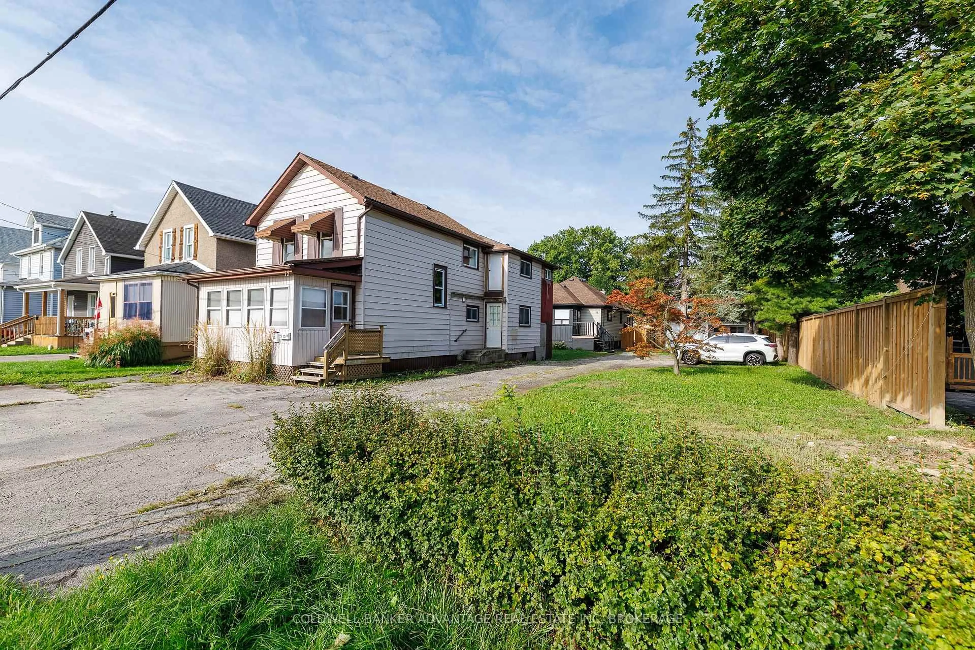 A pic from outside/outdoor area/front of a property/back of a property/a pic from drone, street for 15 Duncan St, Welland Ontario L3B 2C5