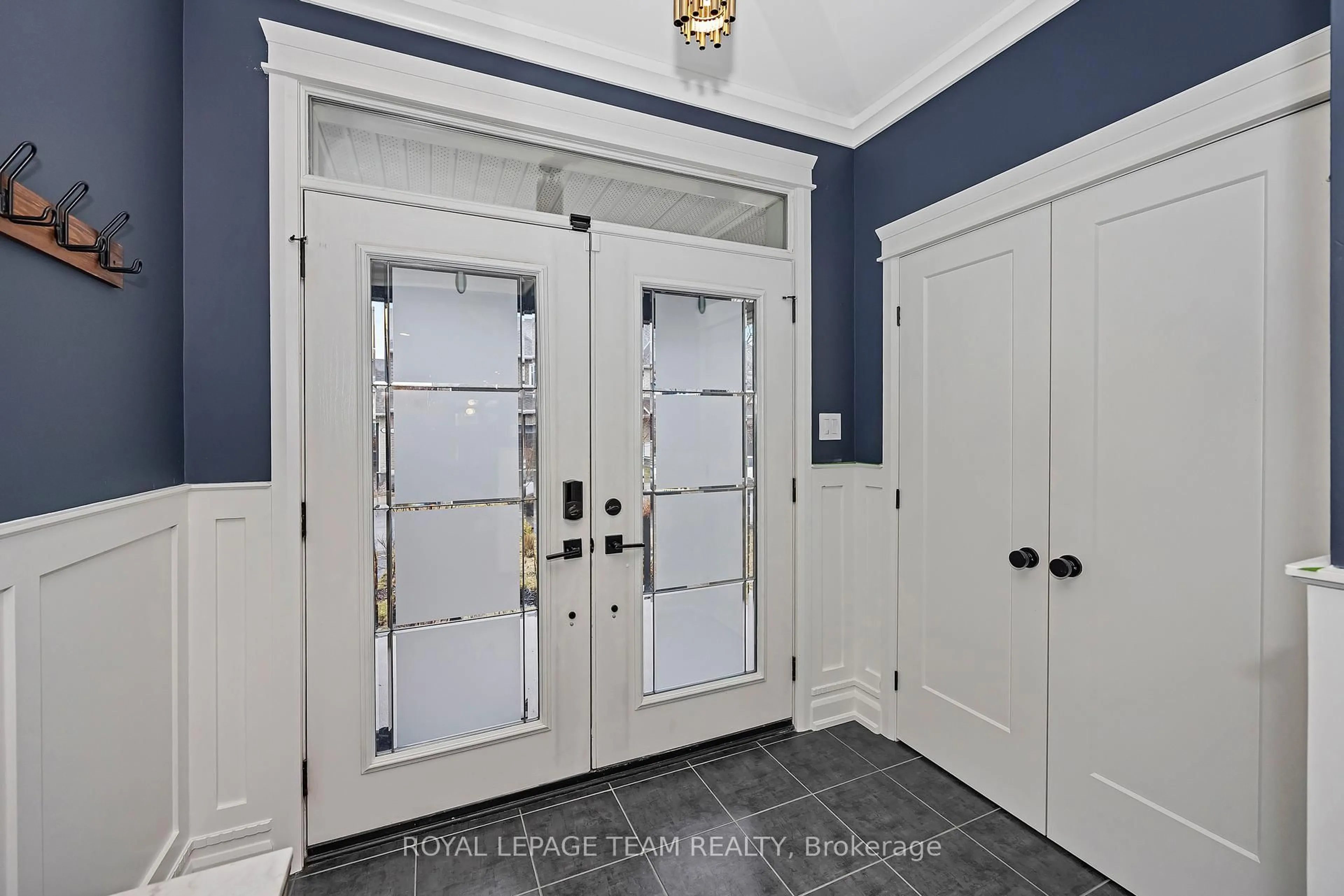 Indoor entryway for 2842 Grand Canal St, Ottawa Ontario K2J 0T3