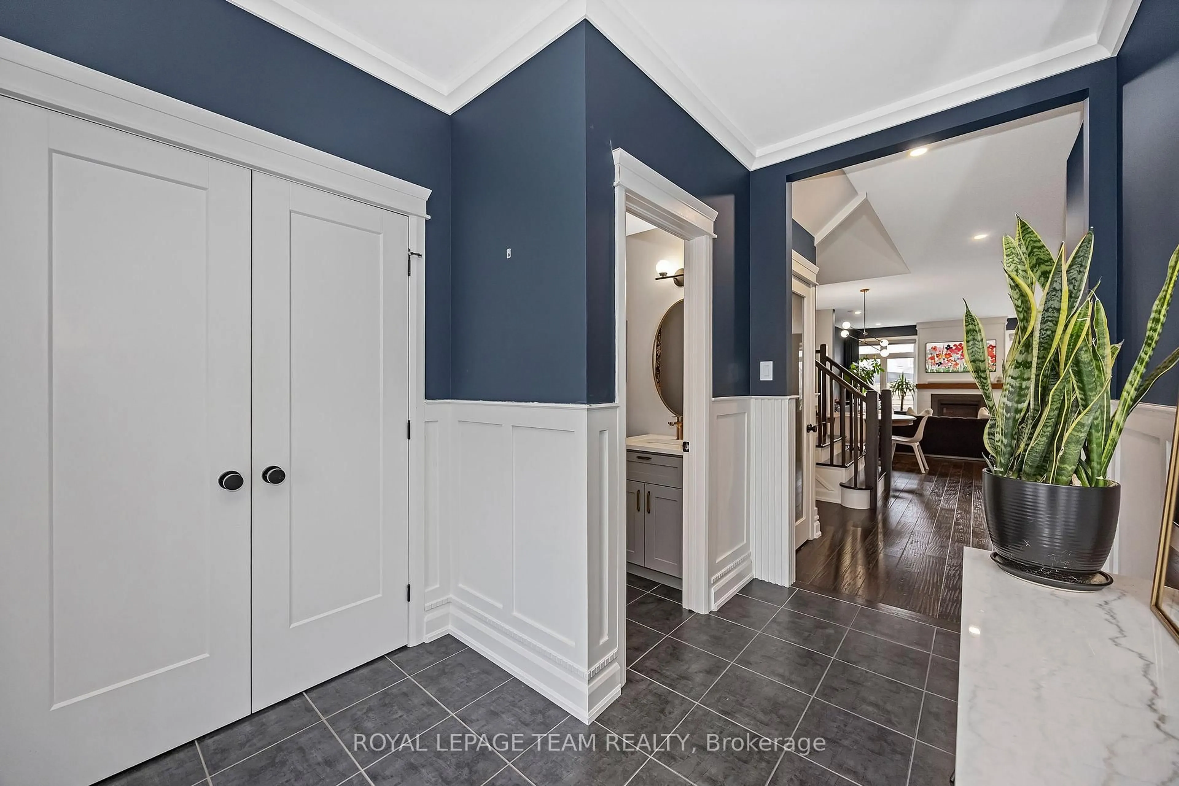Indoor entryway for 2842 Grand Canal St, Ottawa Ontario K2J 0T3