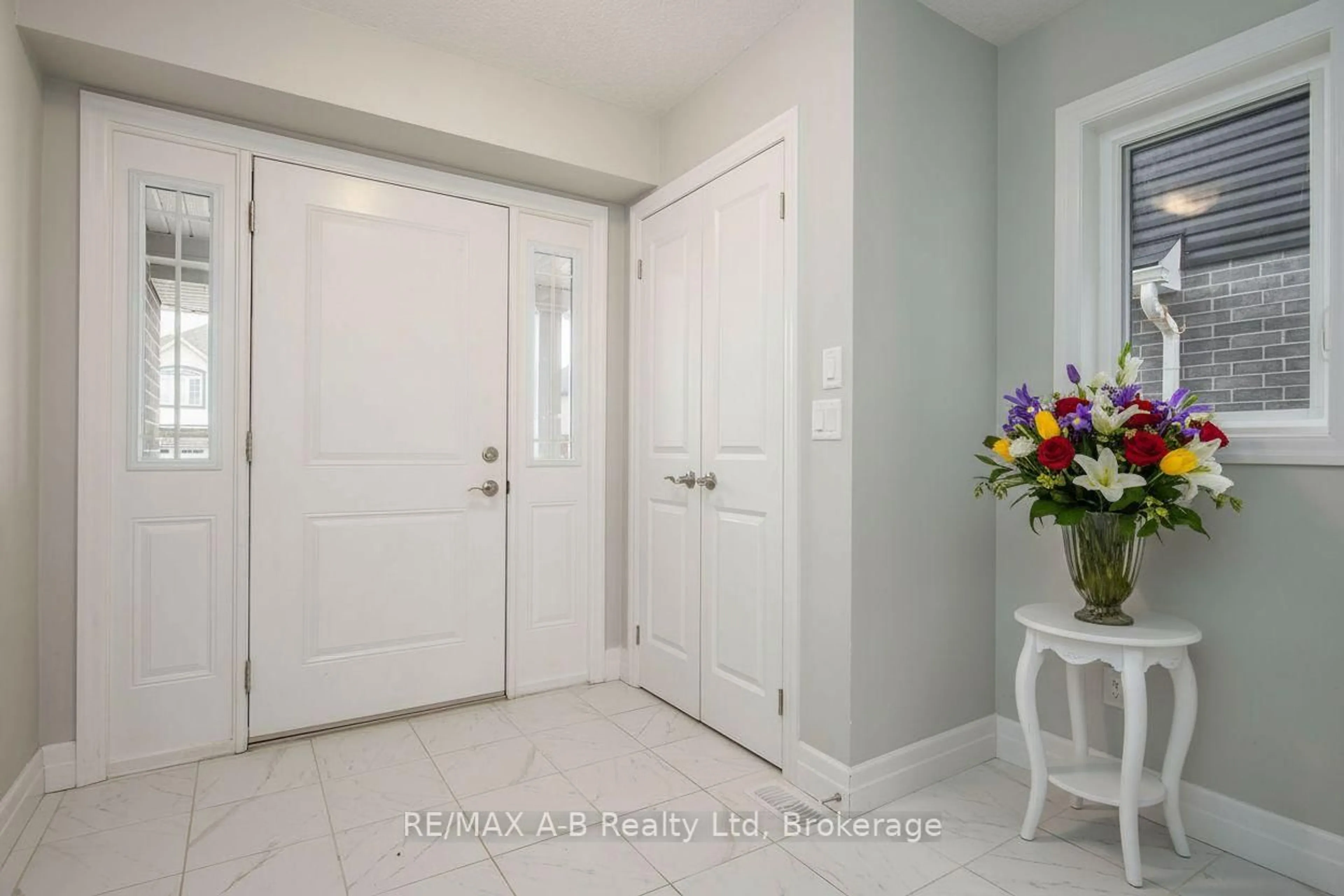 Indoor entryway for 45 ROBERTSON Dr, Stratford Ontario N5A 0J6