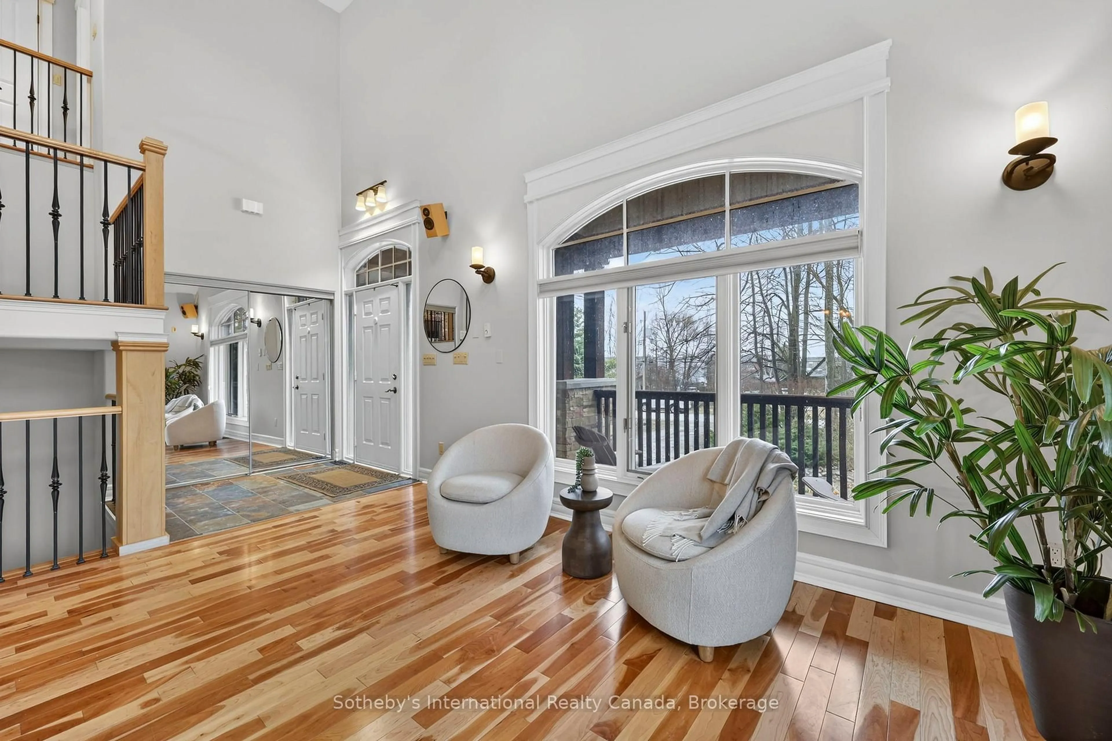 Indoor entryway for 160 Sunset Blvd, Blue Mountains Ontario N0H 2P0