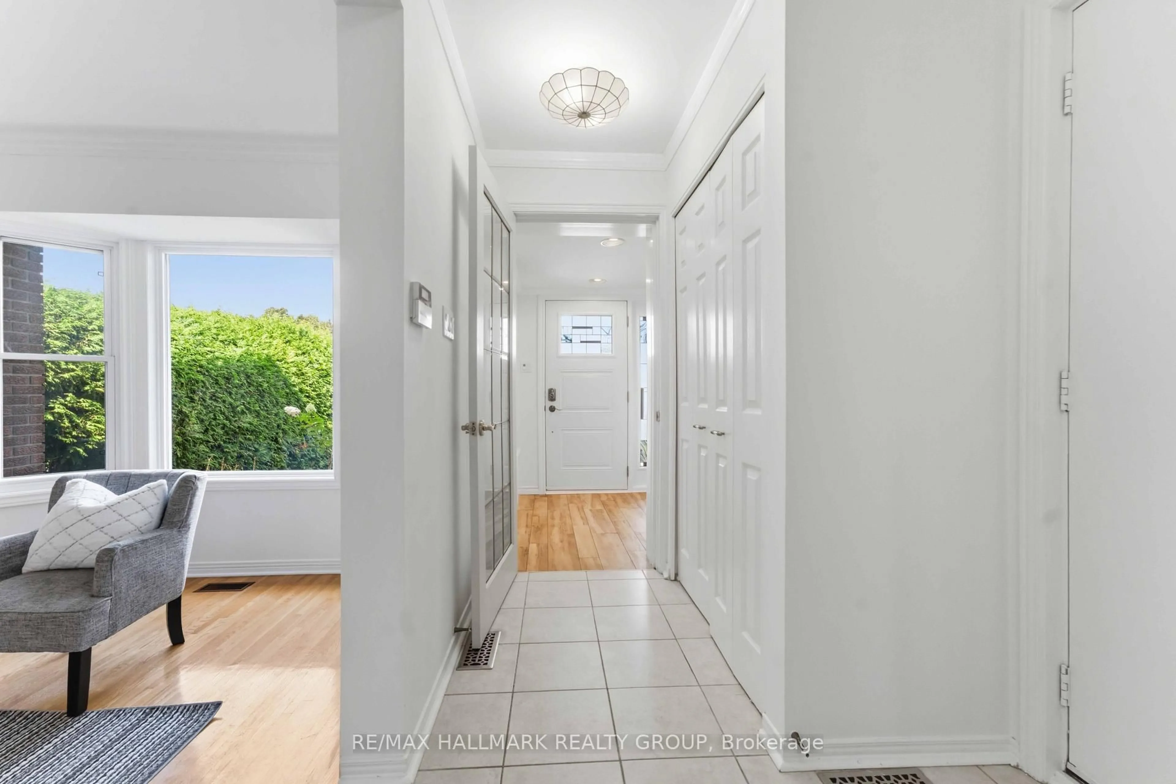 Indoor entryway for 1380 Pebble Rd, Ottawa Ontario K1V 0K2