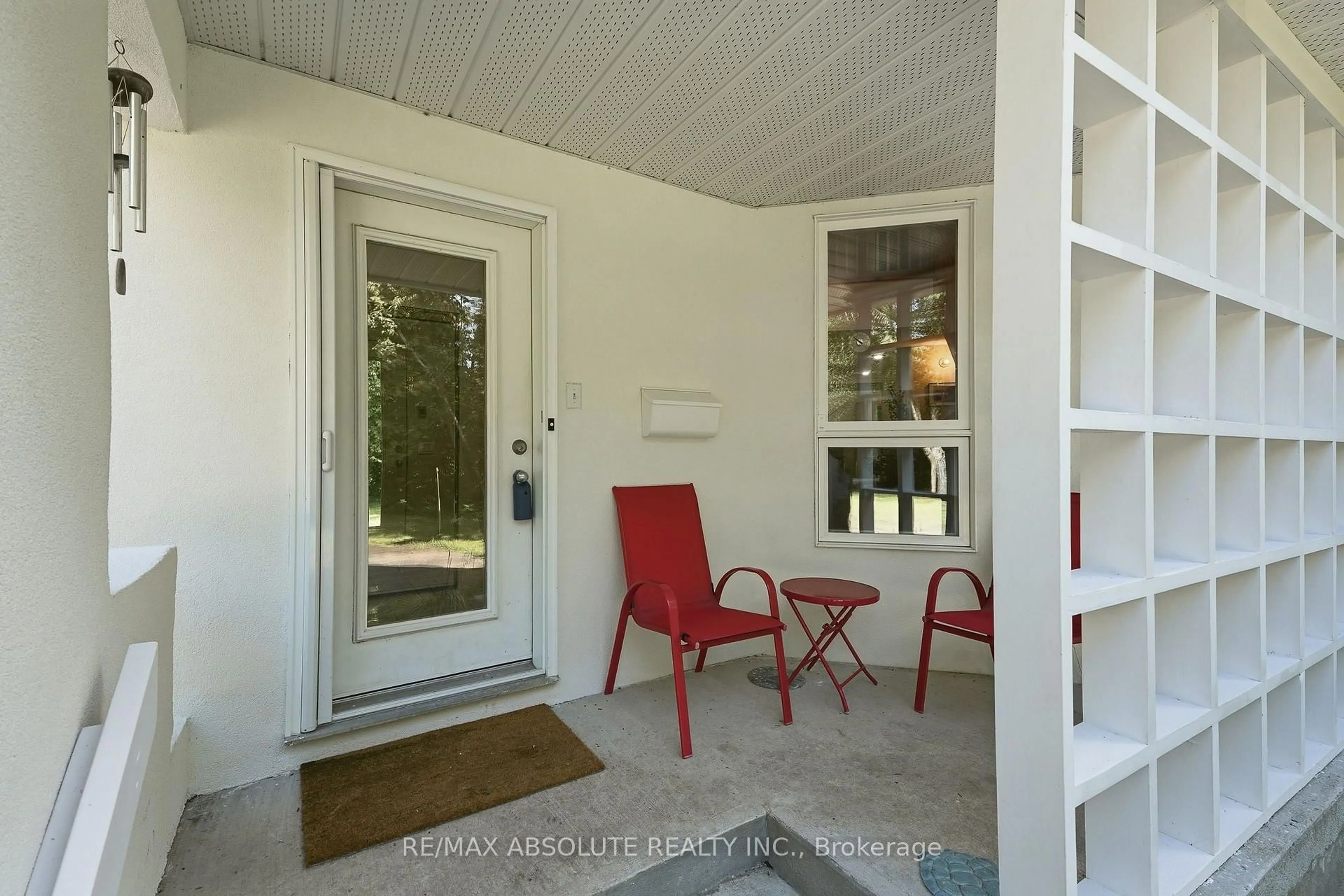 Indoor entryway for 1645 Royal Orchard Dr, Ottawa Ontario K4C 1A9