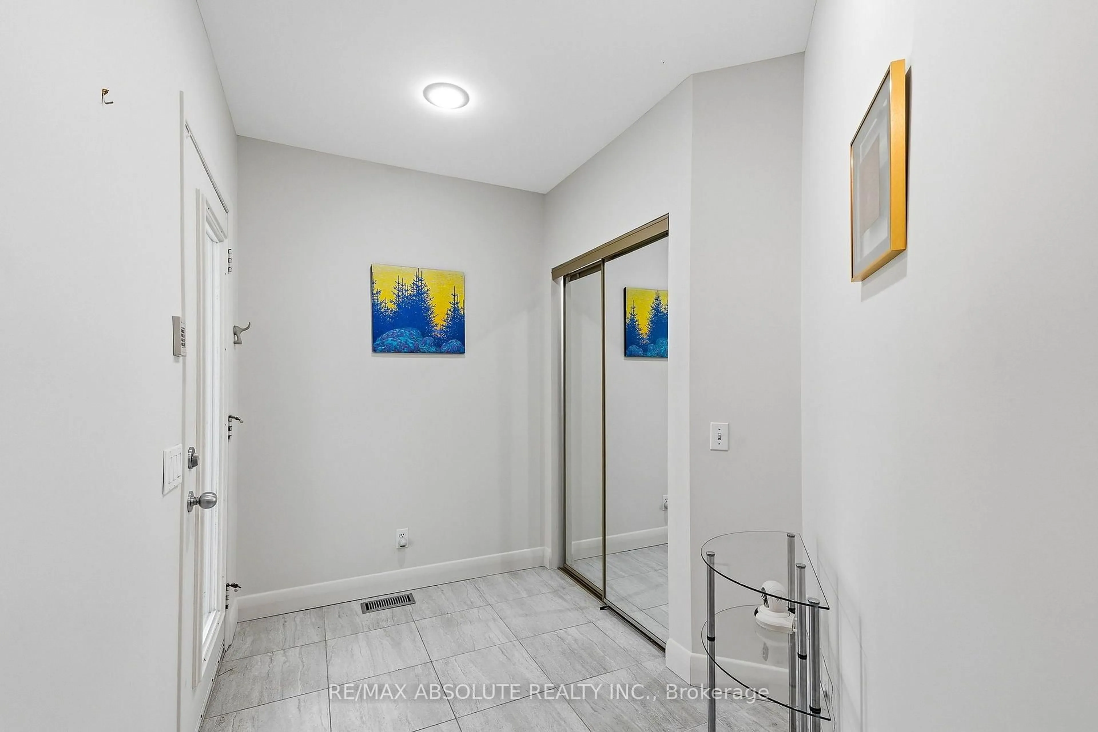 Indoor entryway for 1645 Royal Orchard Dr, Ottawa Ontario K4C 1A9