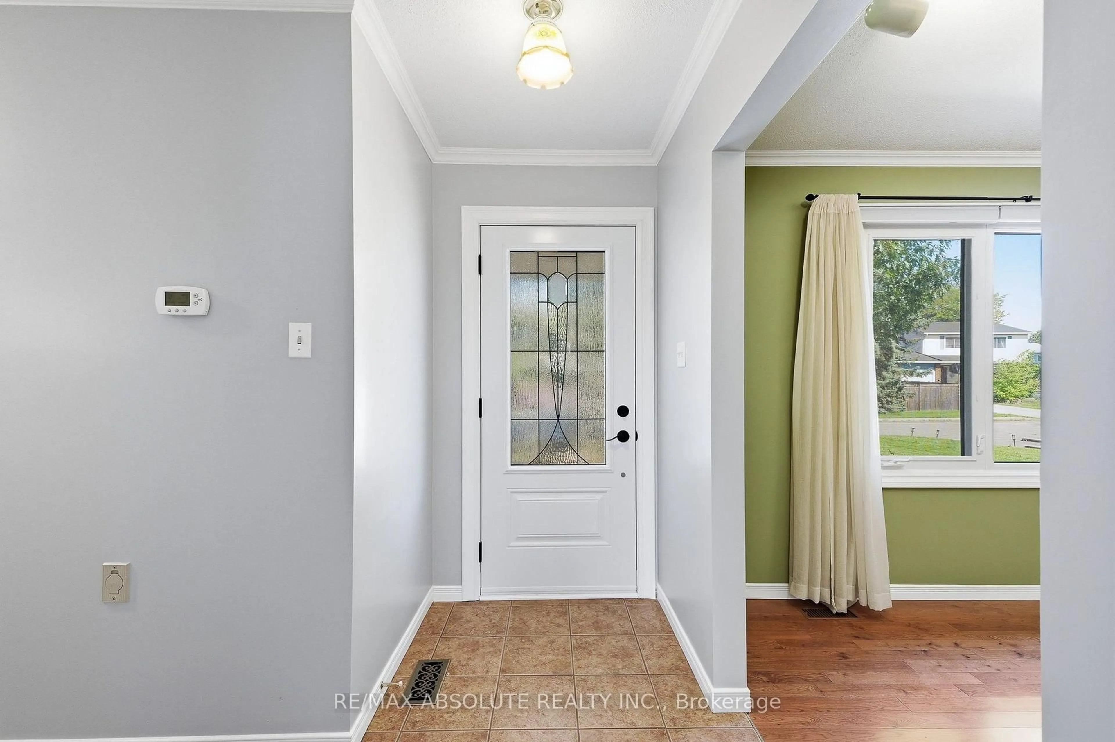 Indoor entryway for 346 Galloway Dr, Orleans Ontario K1E 1W3