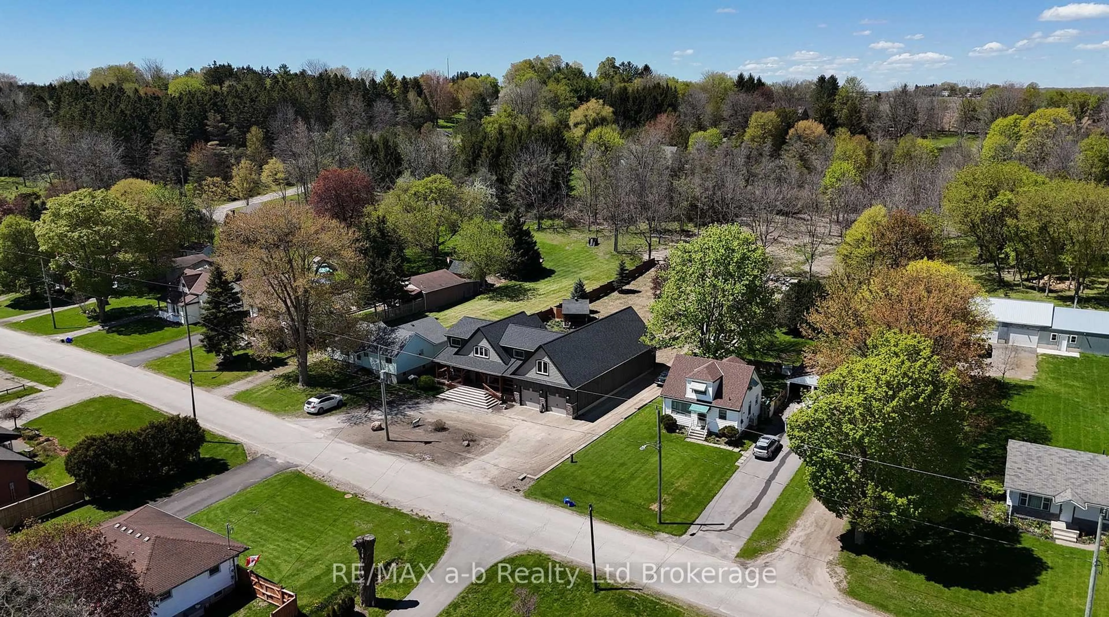 A pic from outside/outdoor area/front of a property/back of a property/a pic from drone, street for 18 Queen St, South-West Oxford Ontario N0J 1A0