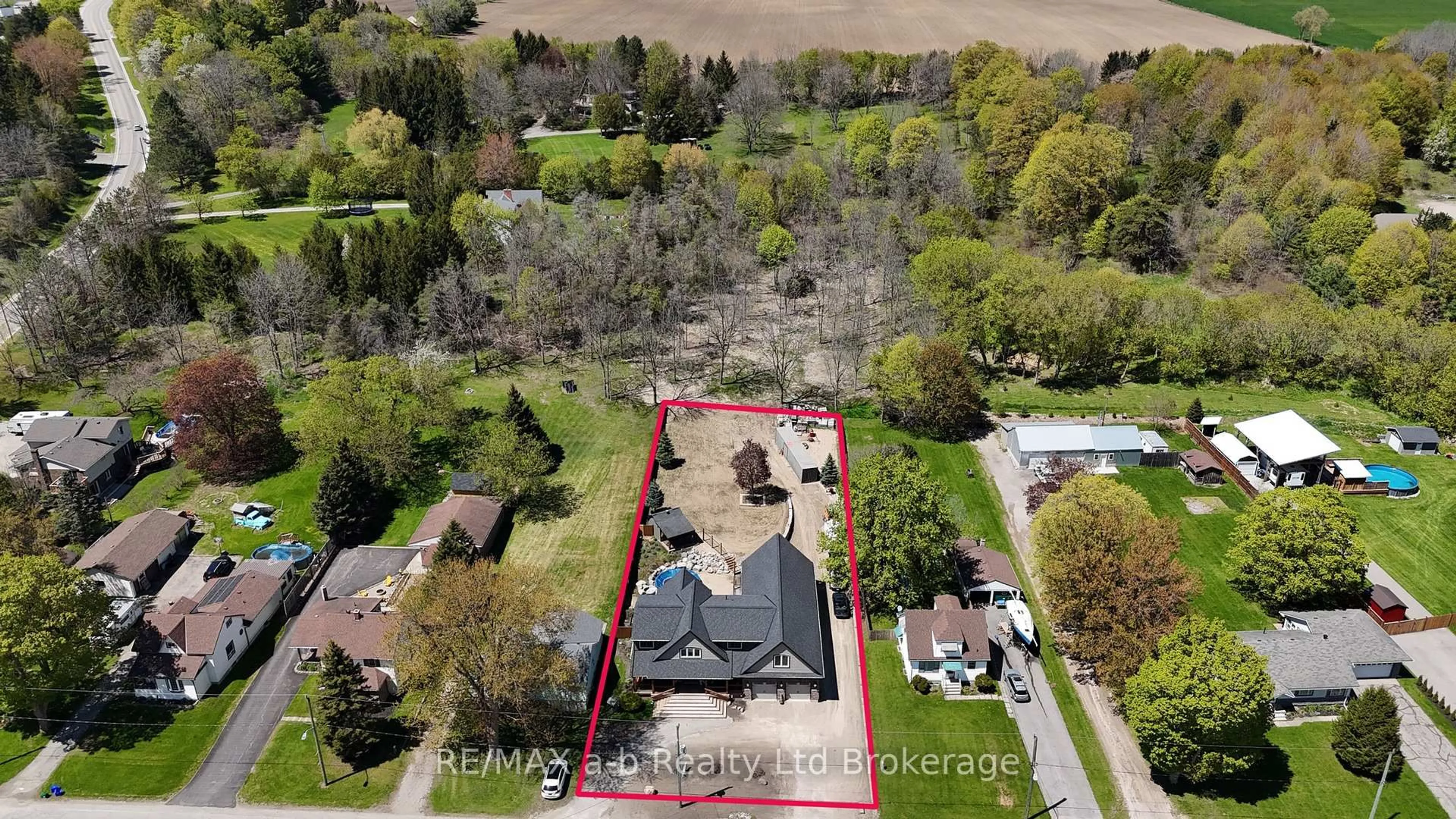 A pic from outside/outdoor area/front of a property/back of a property/a pic from drone, unknown for 18 Queen St, South-West Oxford Ontario N0J 1A0