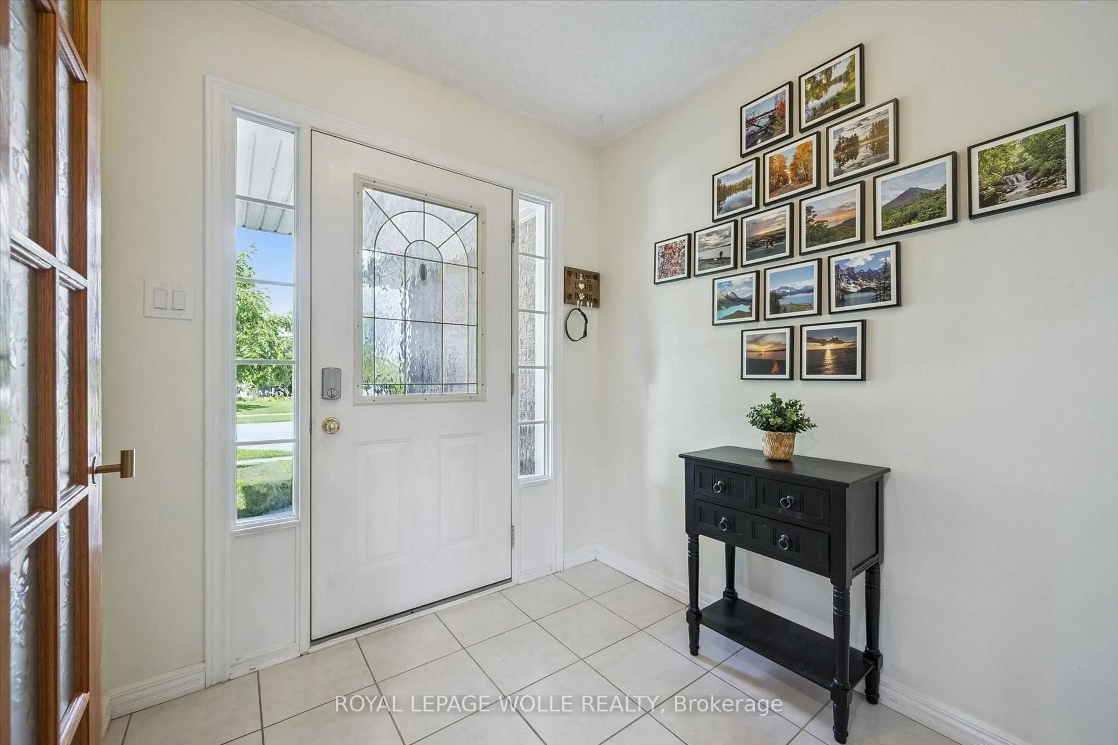 Indoor entryway for 99 Westcliff Way, Cambridge Ontario N1S 5A7