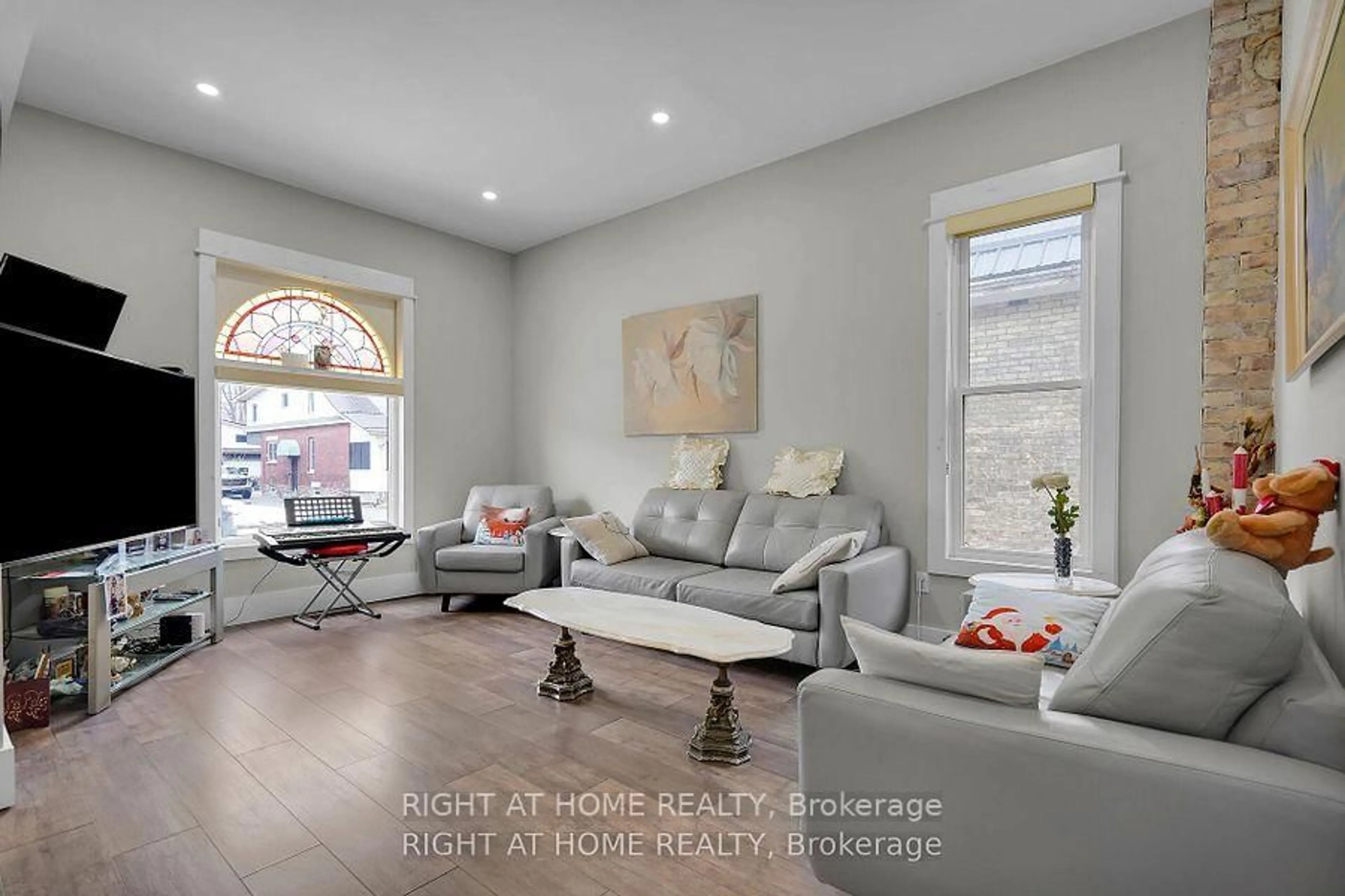 Living room with furniture, unknown for 7 Myrtle St, St. Thomas Ontario N5R 2E6