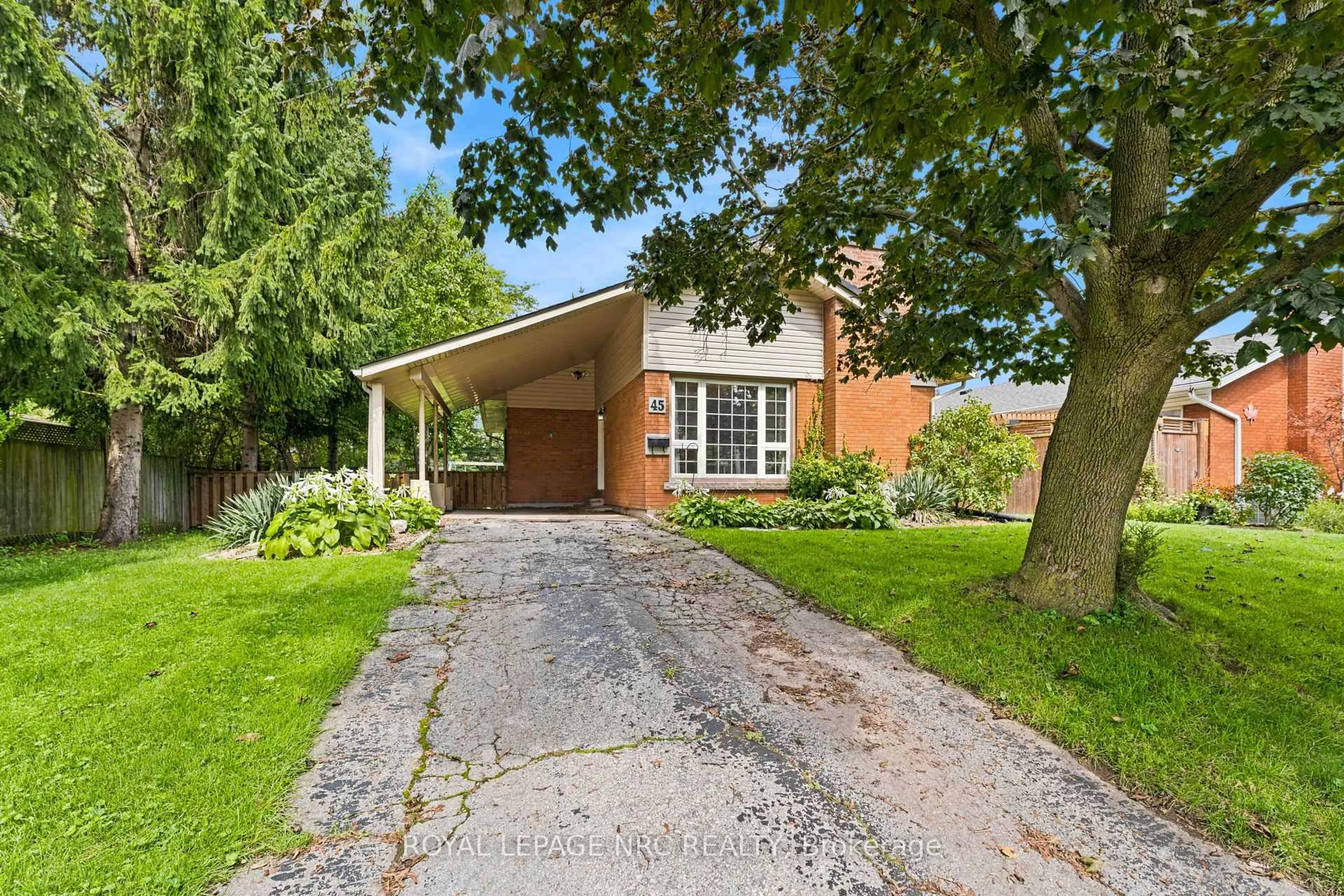 Home with brick exterior material, street for 45 Woodcroft Cres, Welland Ontario L3C 2H6
