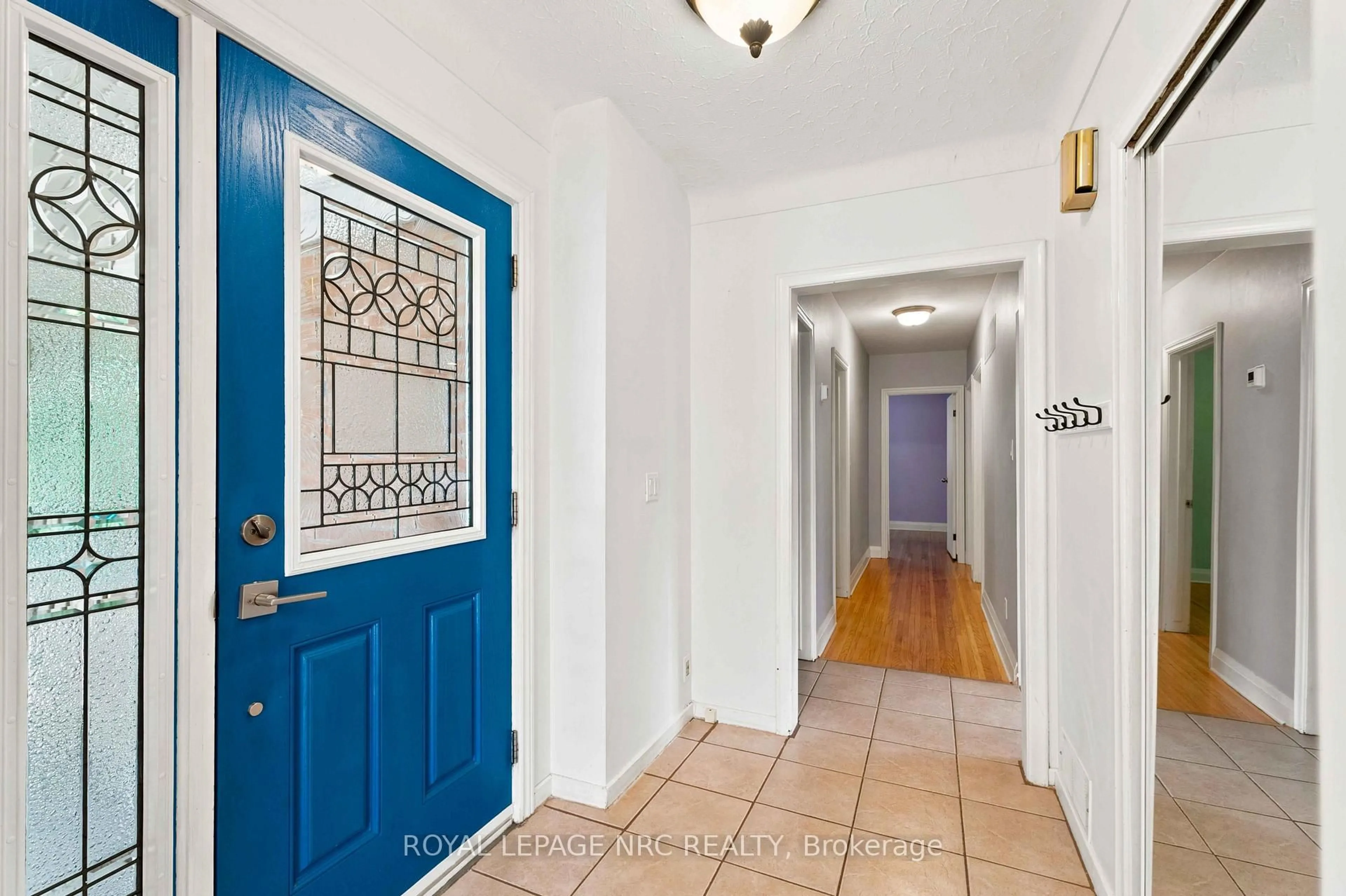 Indoor foyer for 45 Woodcroft Cres, Welland Ontario L3C 2H6
