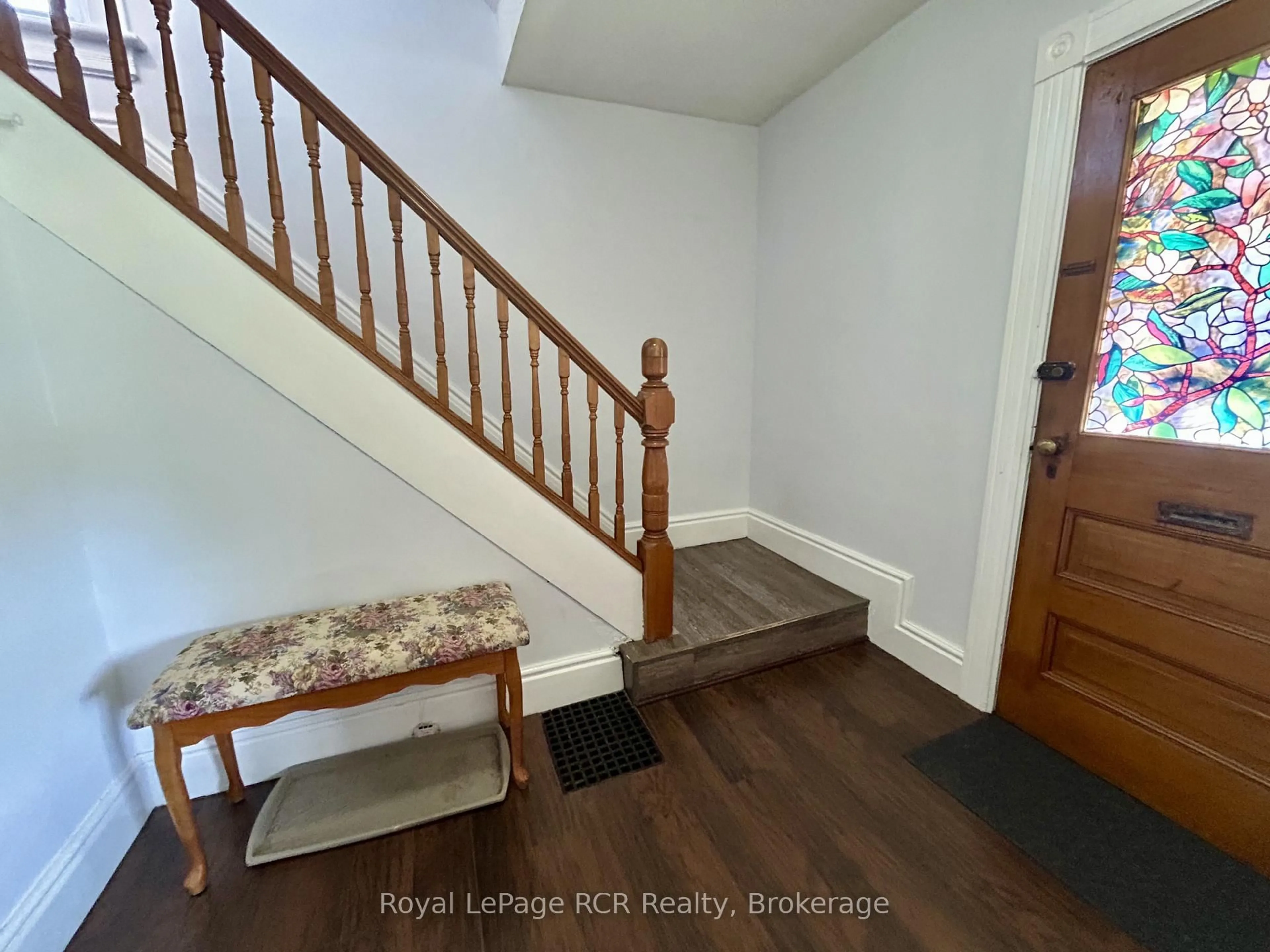 Indoor entryway for 962 7th Ave, Owen Sound Ontario N4K 2Y8