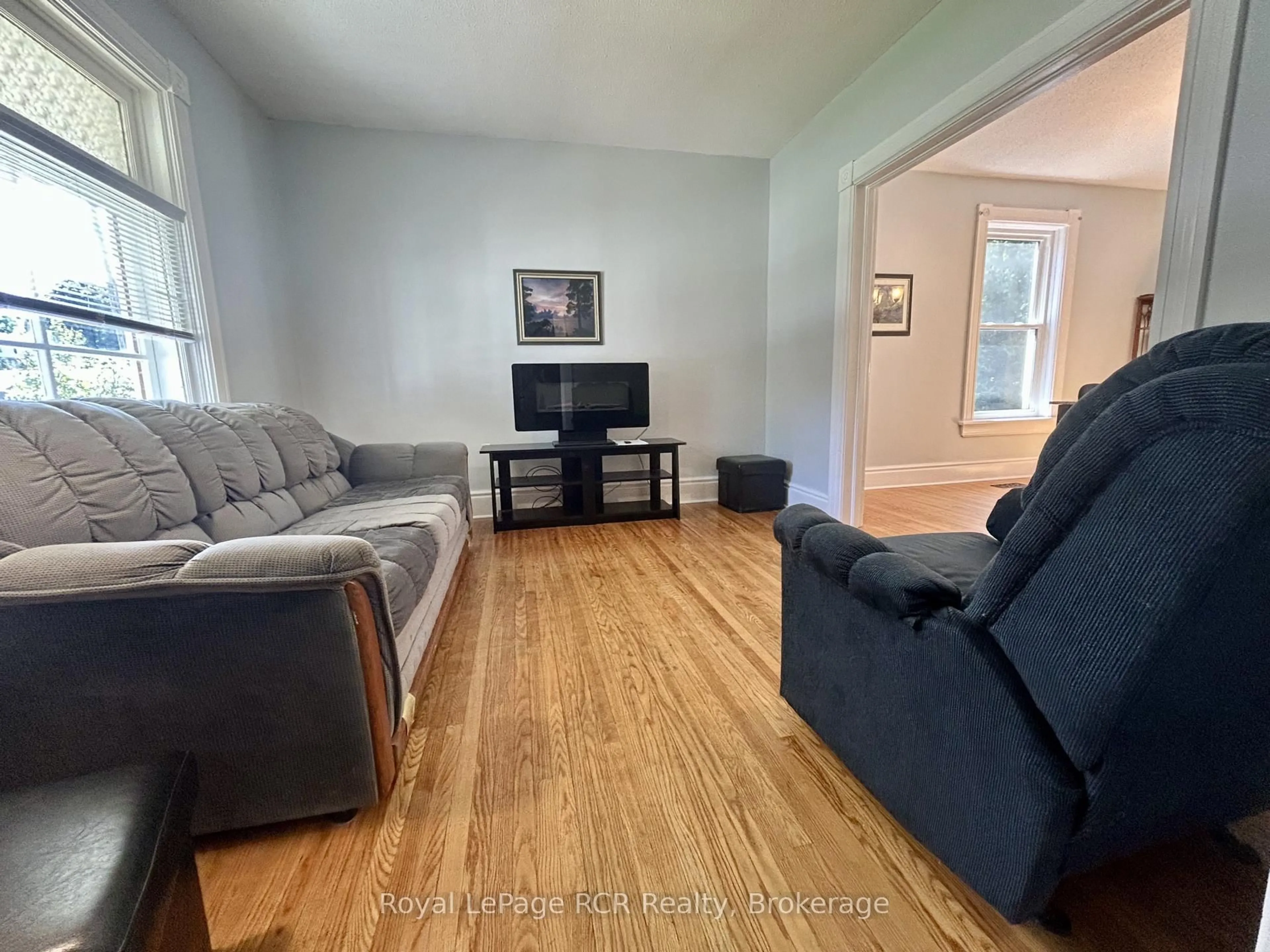 Living room with furniture, floor is not visible for 962 7th Ave, Owen Sound Ontario N4K 2Y8