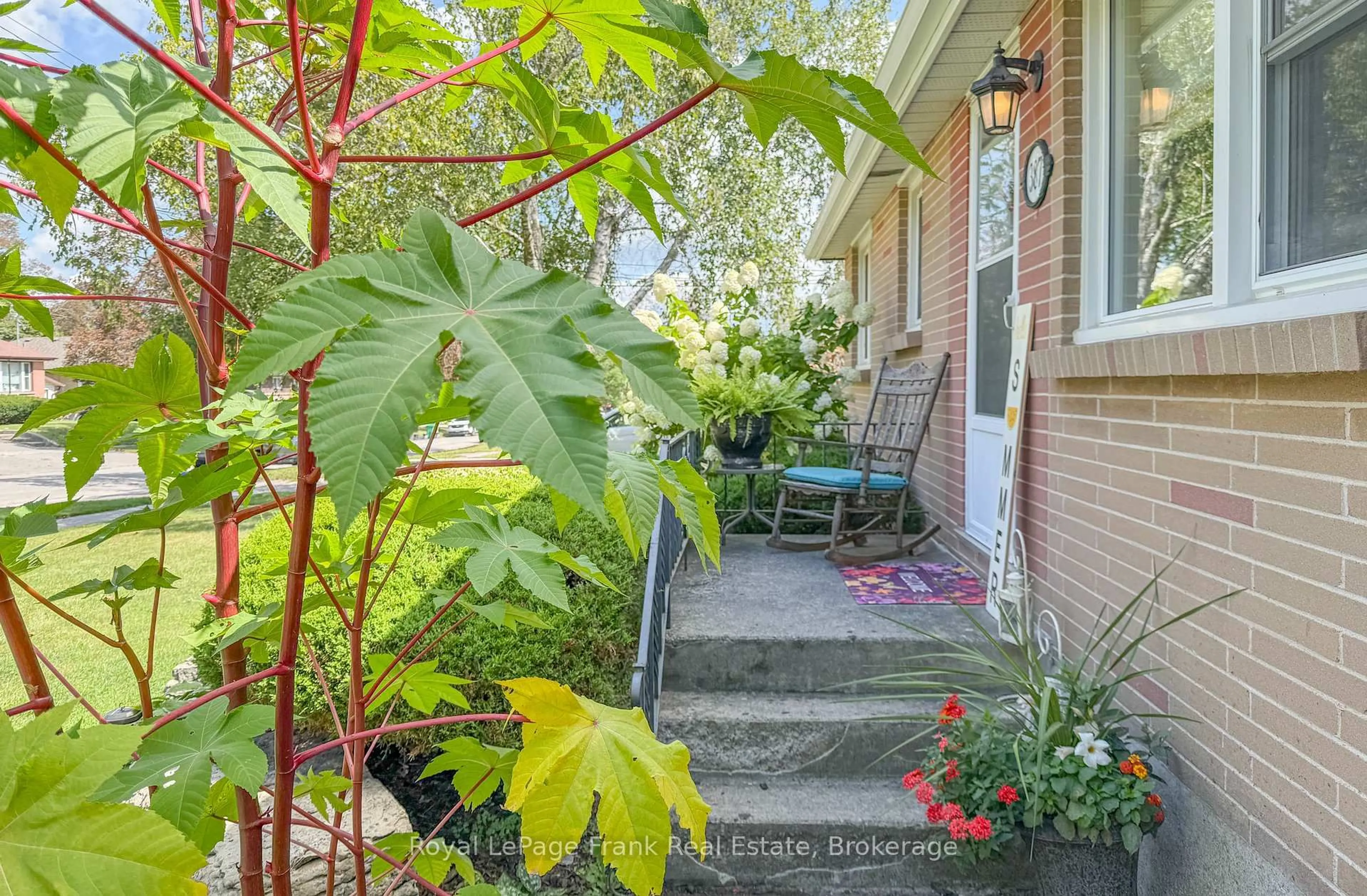 Patio, street for 387 Aberdeen Ave, Peterborough Ontario K9H 4X5