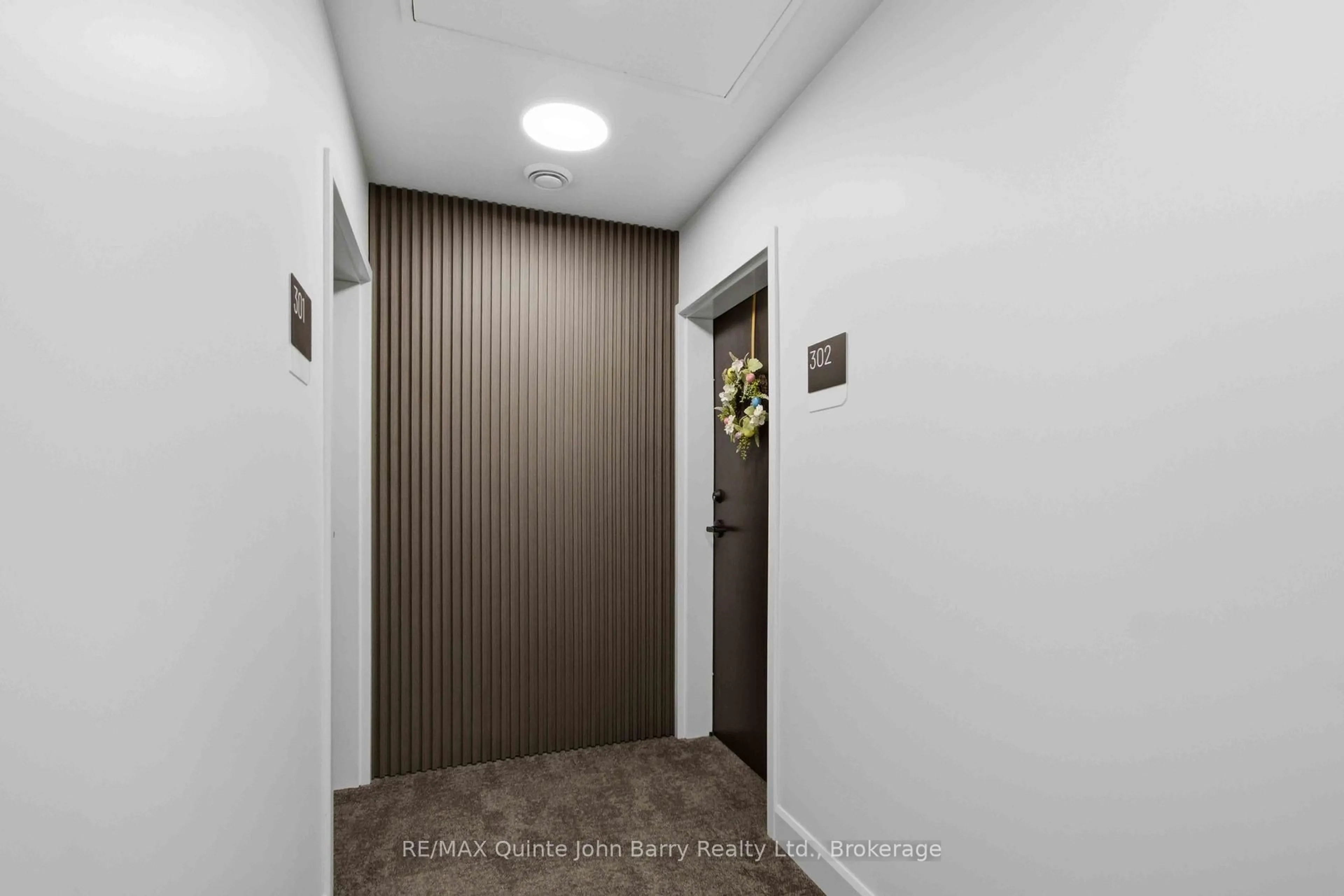 Indoor foyer for 302-20 Hillside Meadow Dr, Quinte West Ontario K8V 0J7