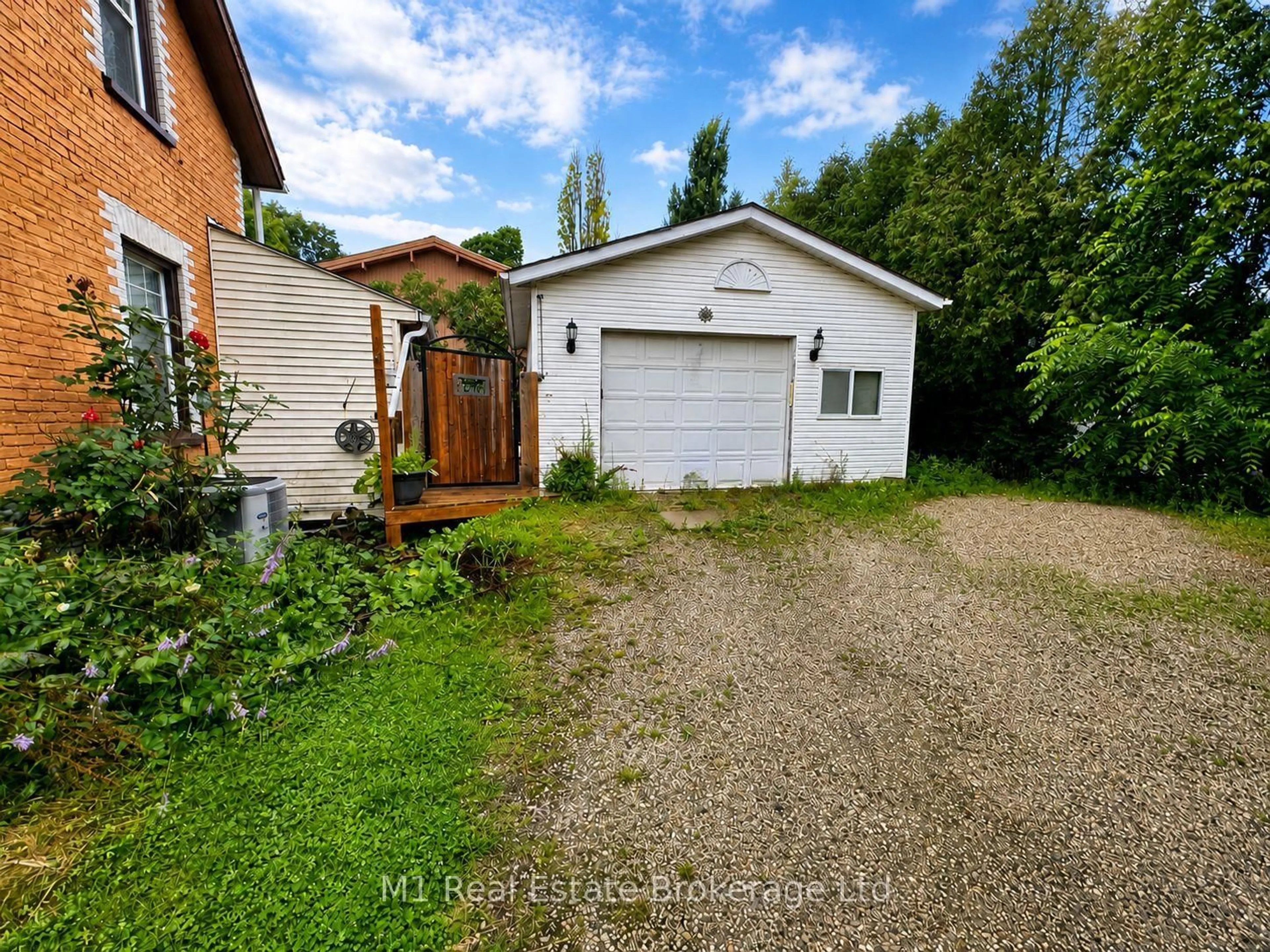 A pic from outside/outdoor area/front of a property/back of a property/a pic from drone, street for 223 ST. GEORGE St, Centre Wellington Ontario N1M 1K5