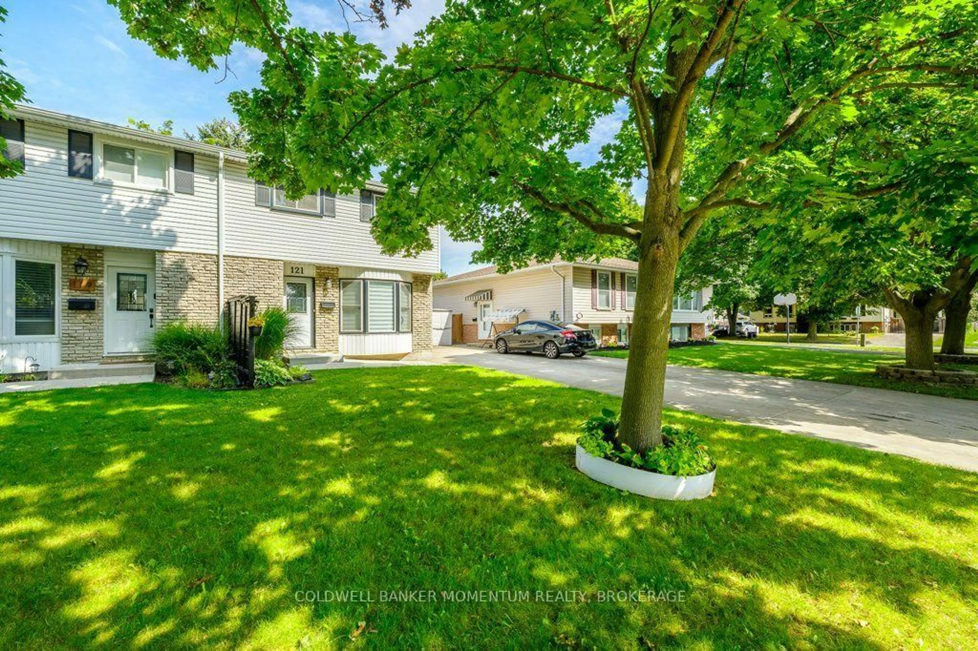 A pic from outside/outdoor area/front of a property/back of a property/a pic from drone, street for 121 Dorothy St, St. Catharines Ontario L2N 6Z6