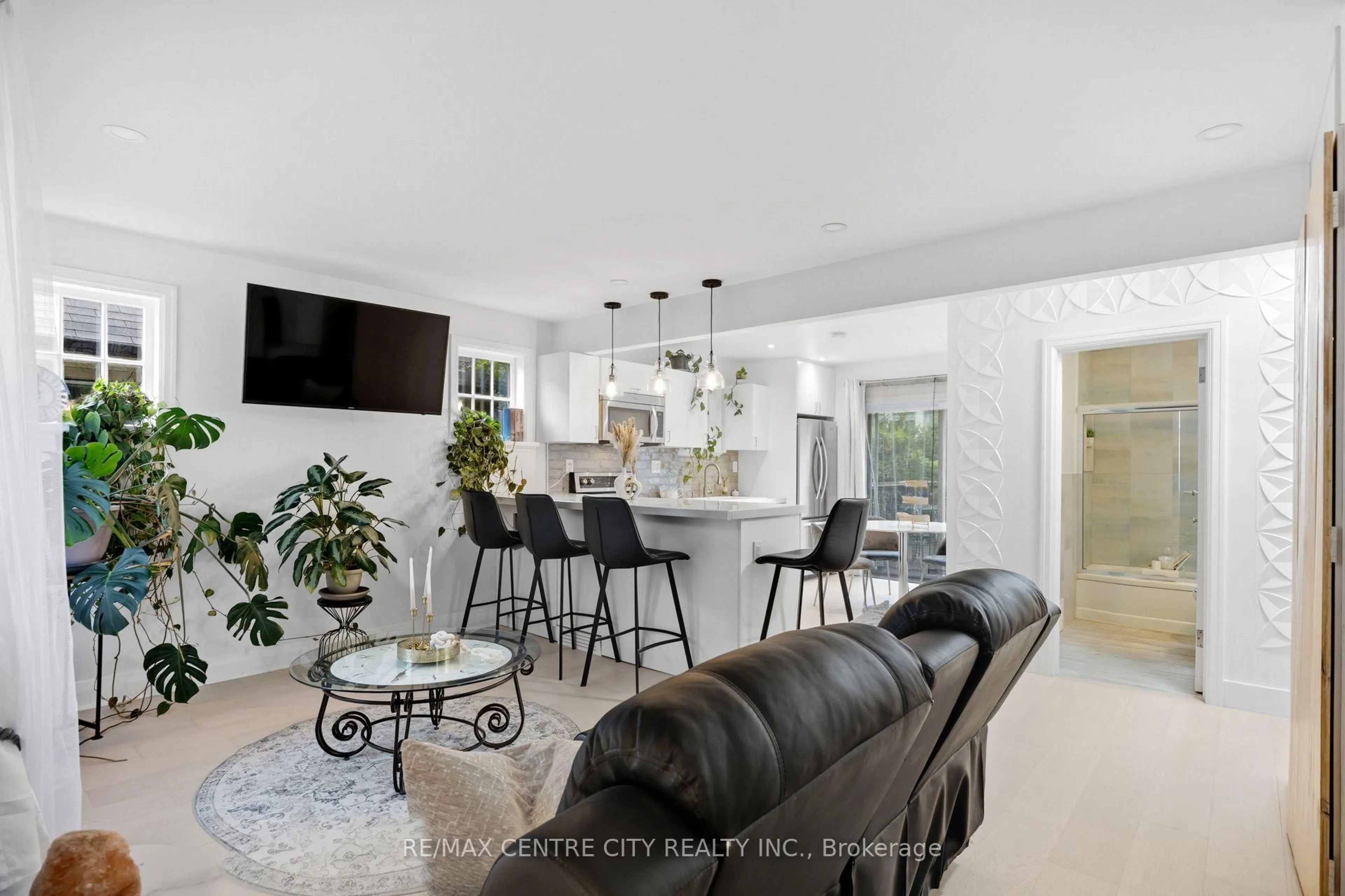 Open concept kitchen, ceramic/tile floor for 529 Highbury Ave, London East Ontario N5W 4K6