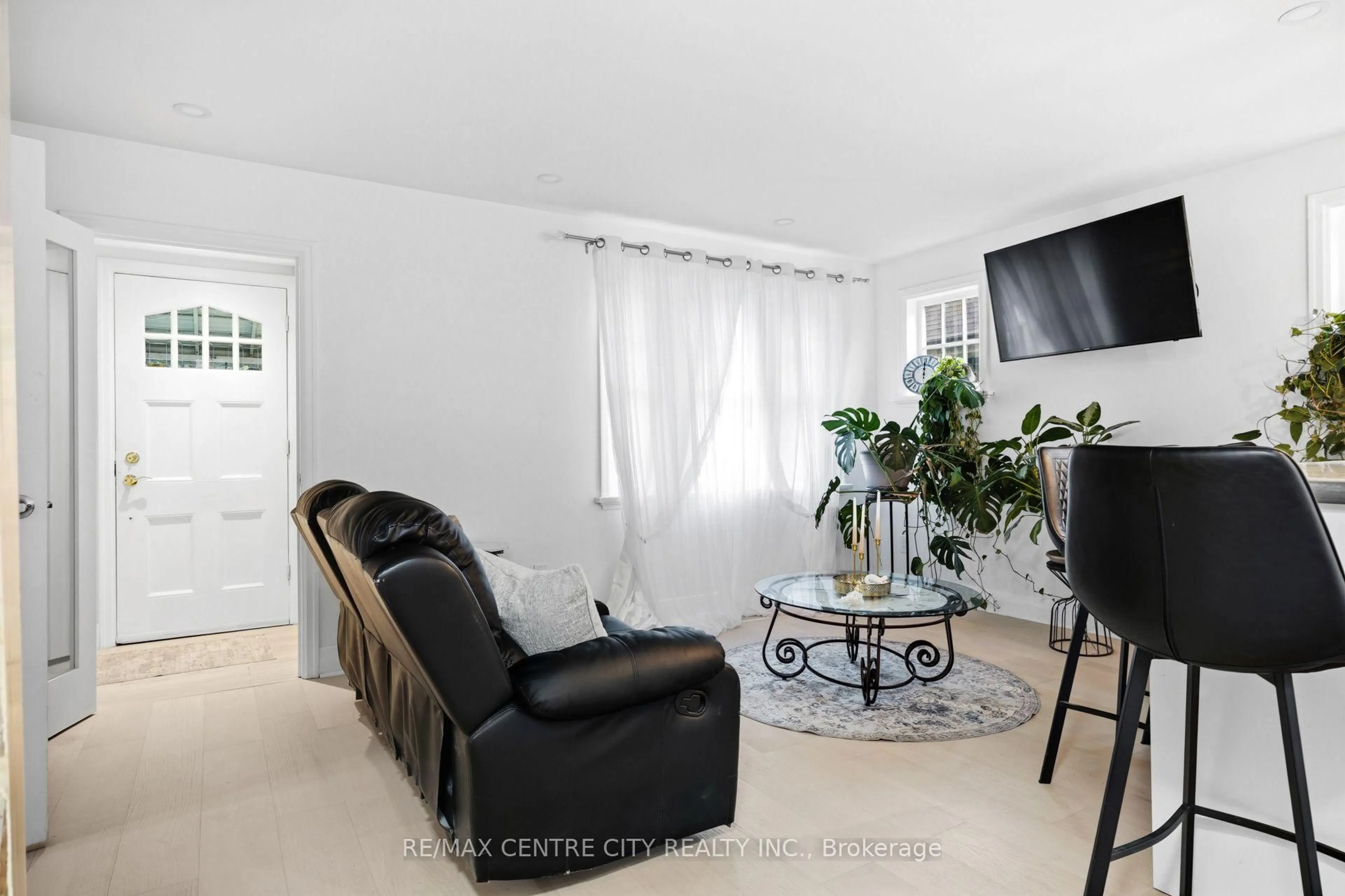 Living room with furniture, ceramic/tile floor for 529 Highbury Ave, London East Ontario N5W 4K6