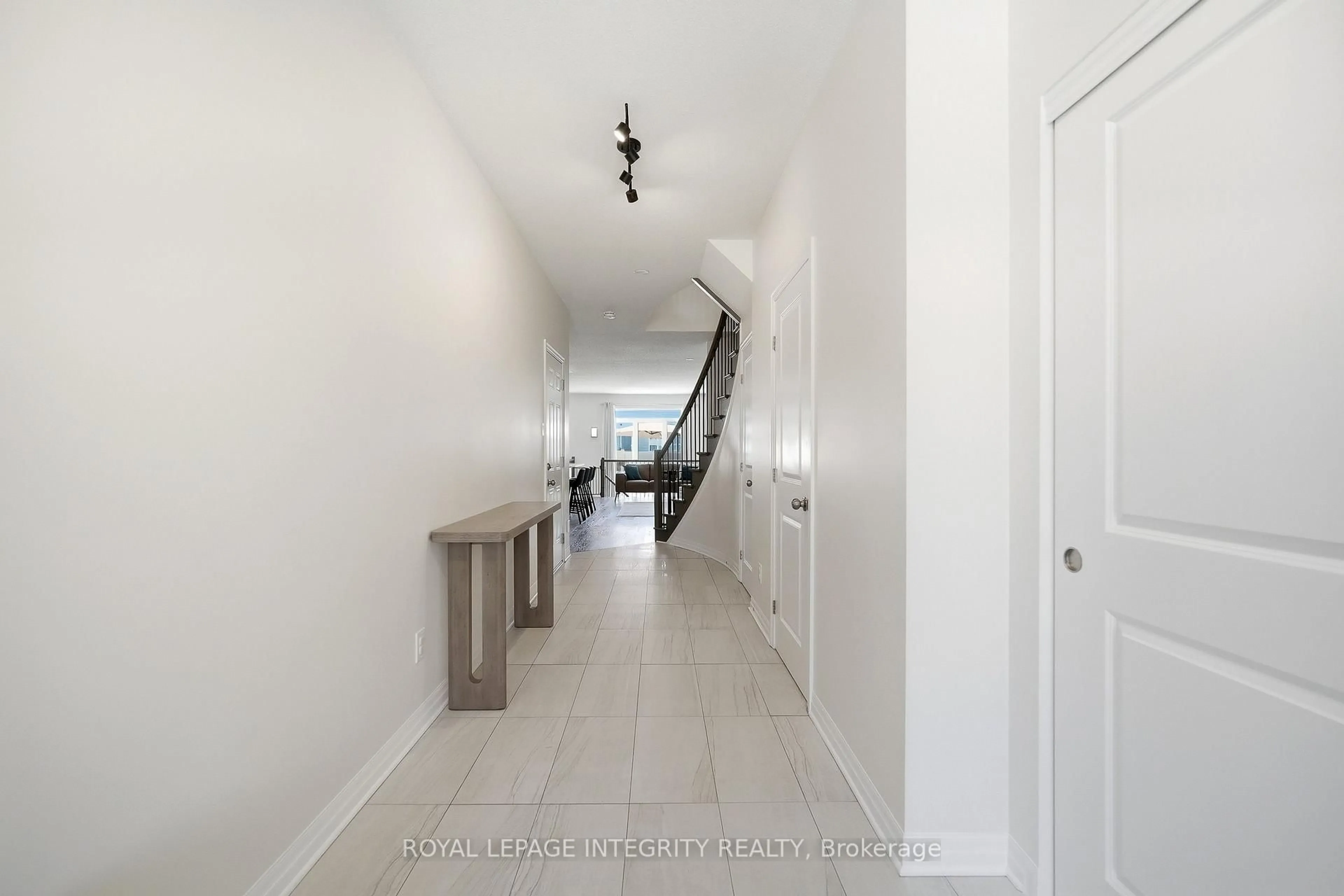Indoor foyer for 256 Gossamer St, Ottawa Ontario K1W 0B2