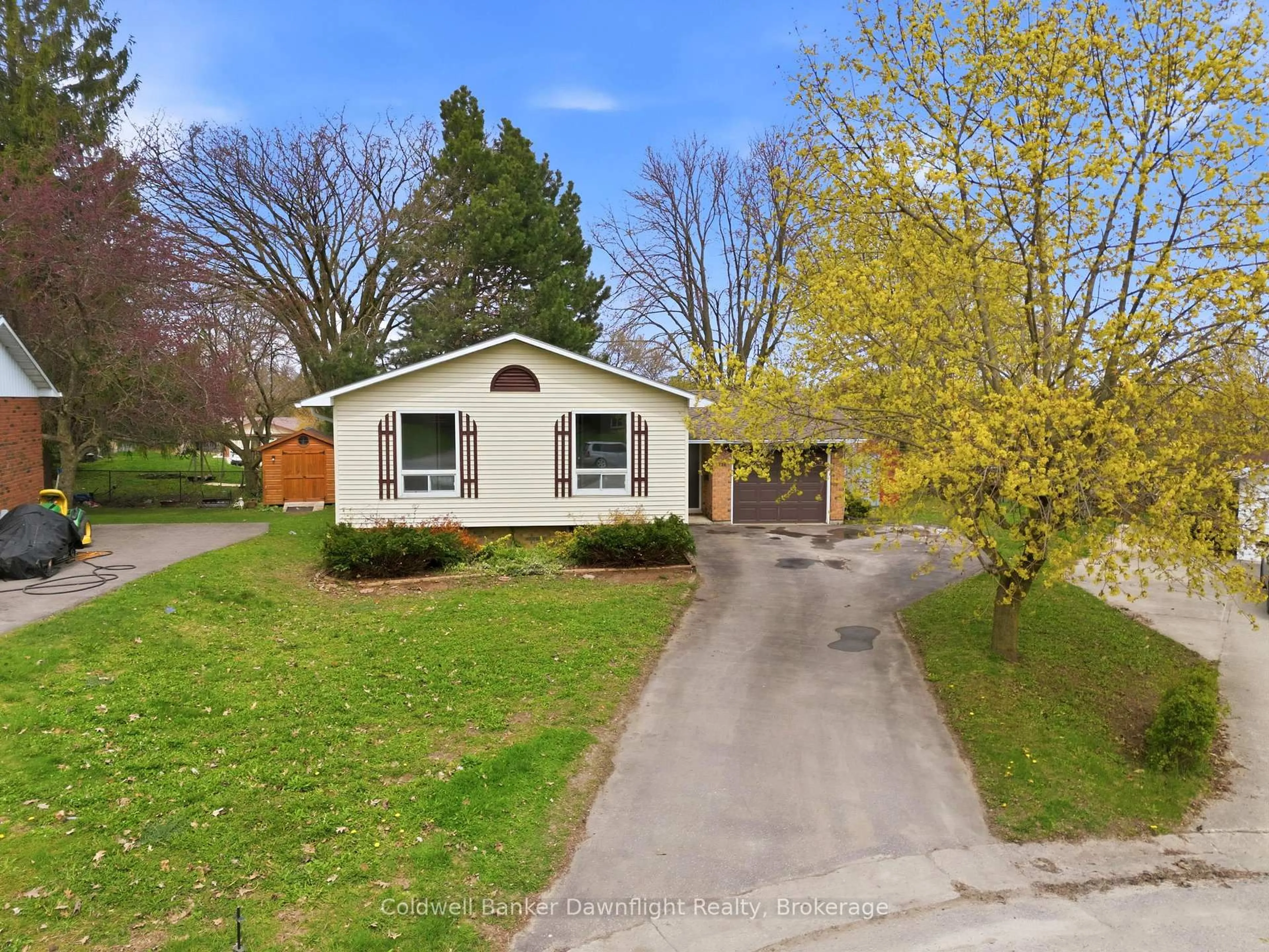 A pic from outside/outdoor area/front of a property/back of a property/a pic from drone, street for 516 Maitland Crt, North Huron Ontario N0G 2W0