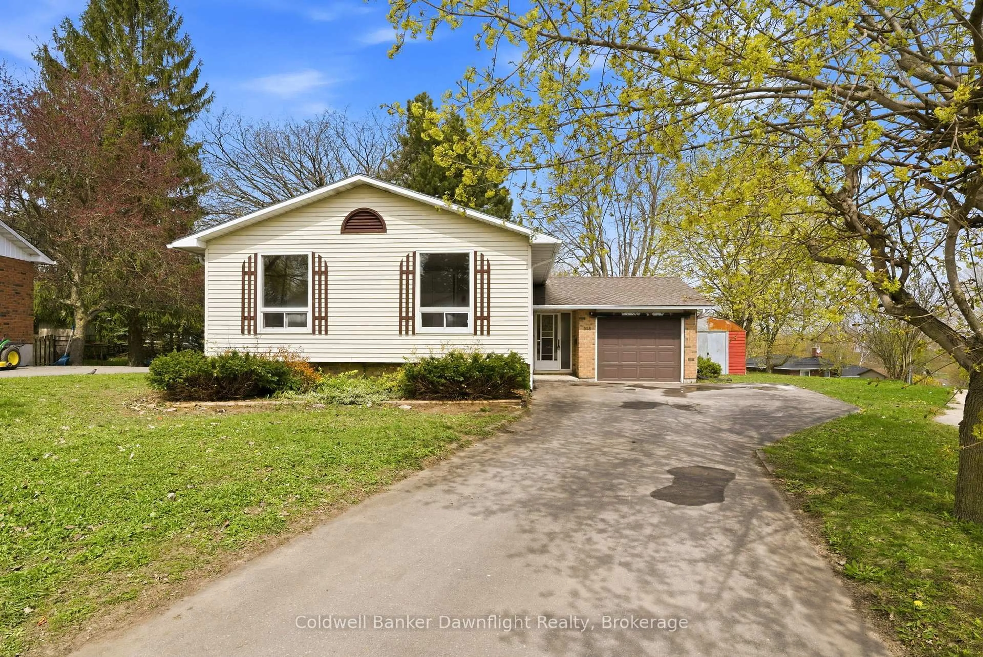 Home with vinyl exterior material, street for 516 Maitland Crt, North Huron Ontario N0G 2W0