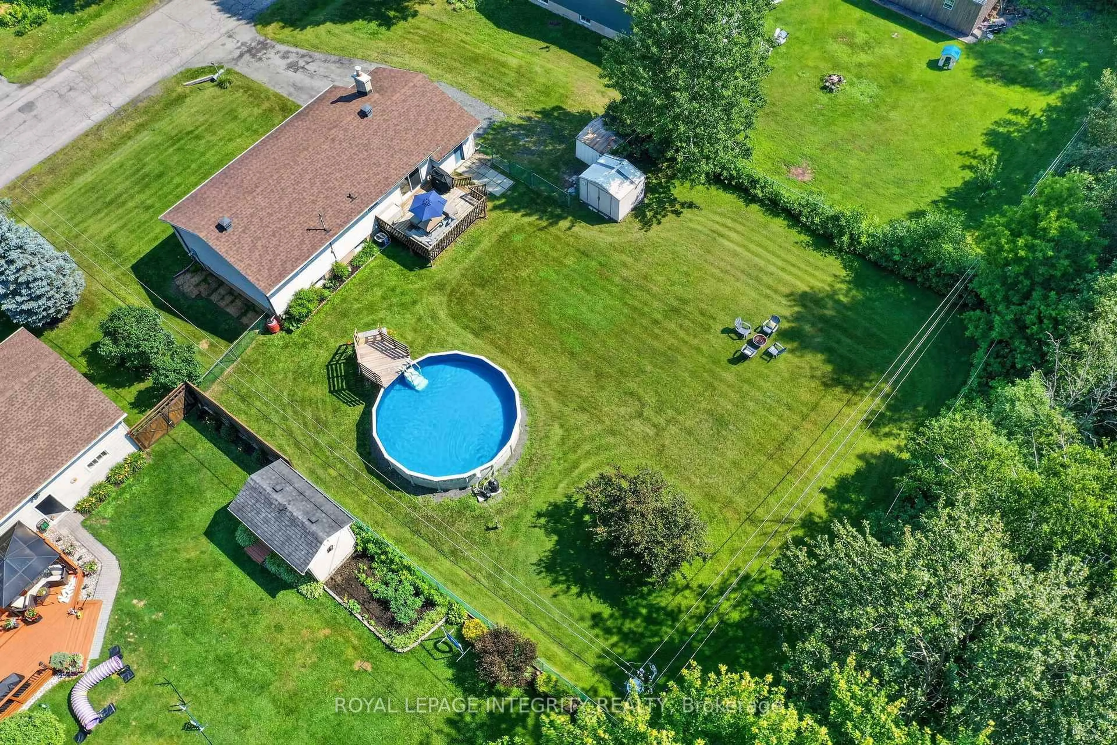 A pic from outside/outdoor area/front of a property/back of a property/a pic from drone, water/lake/river/ocean view for 195 Francois St, Ottawa Ontario K4B 1J8
