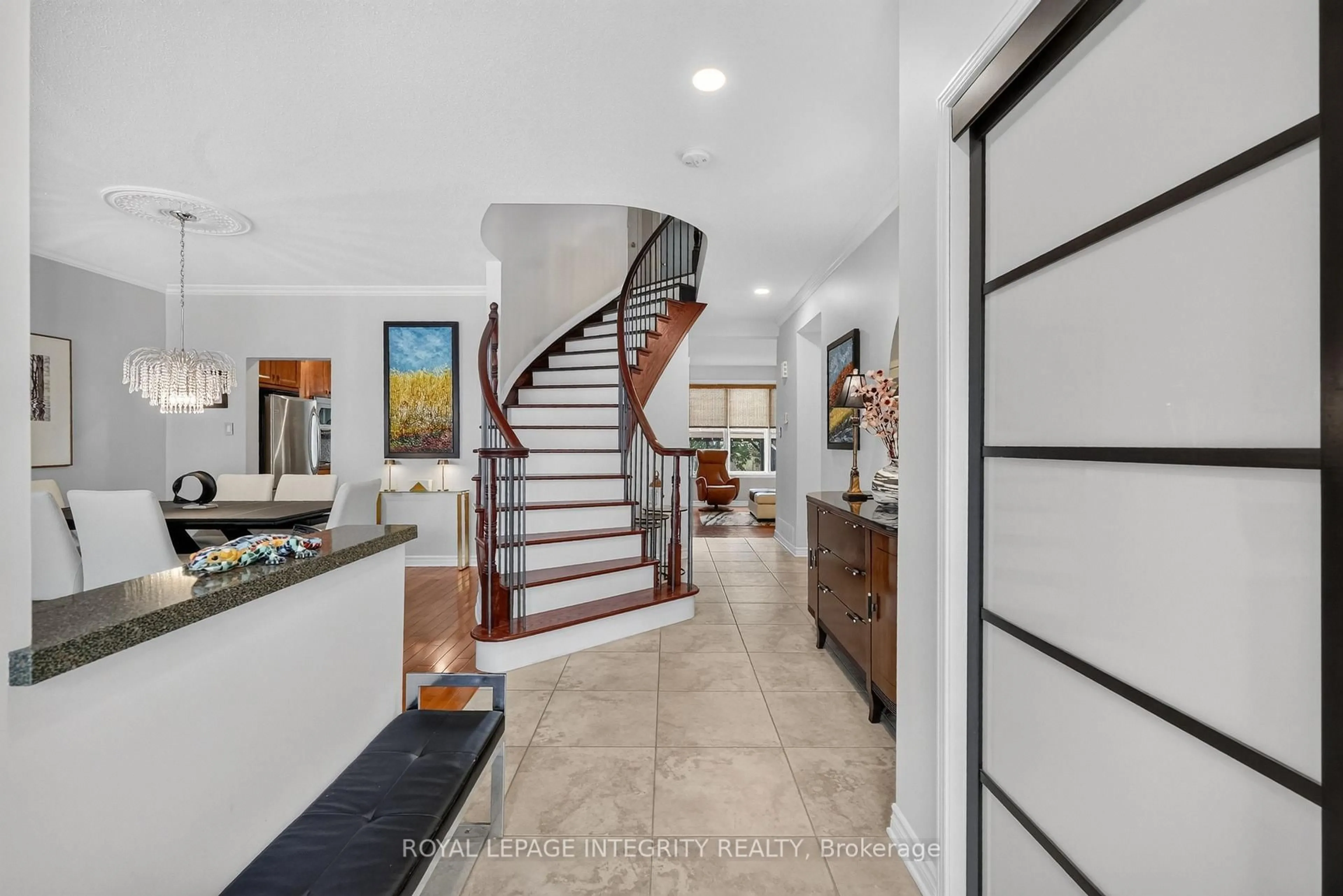Indoor entryway for 2117 Sandy Oaks Dr, Ottawa Ontario K1W 1H6