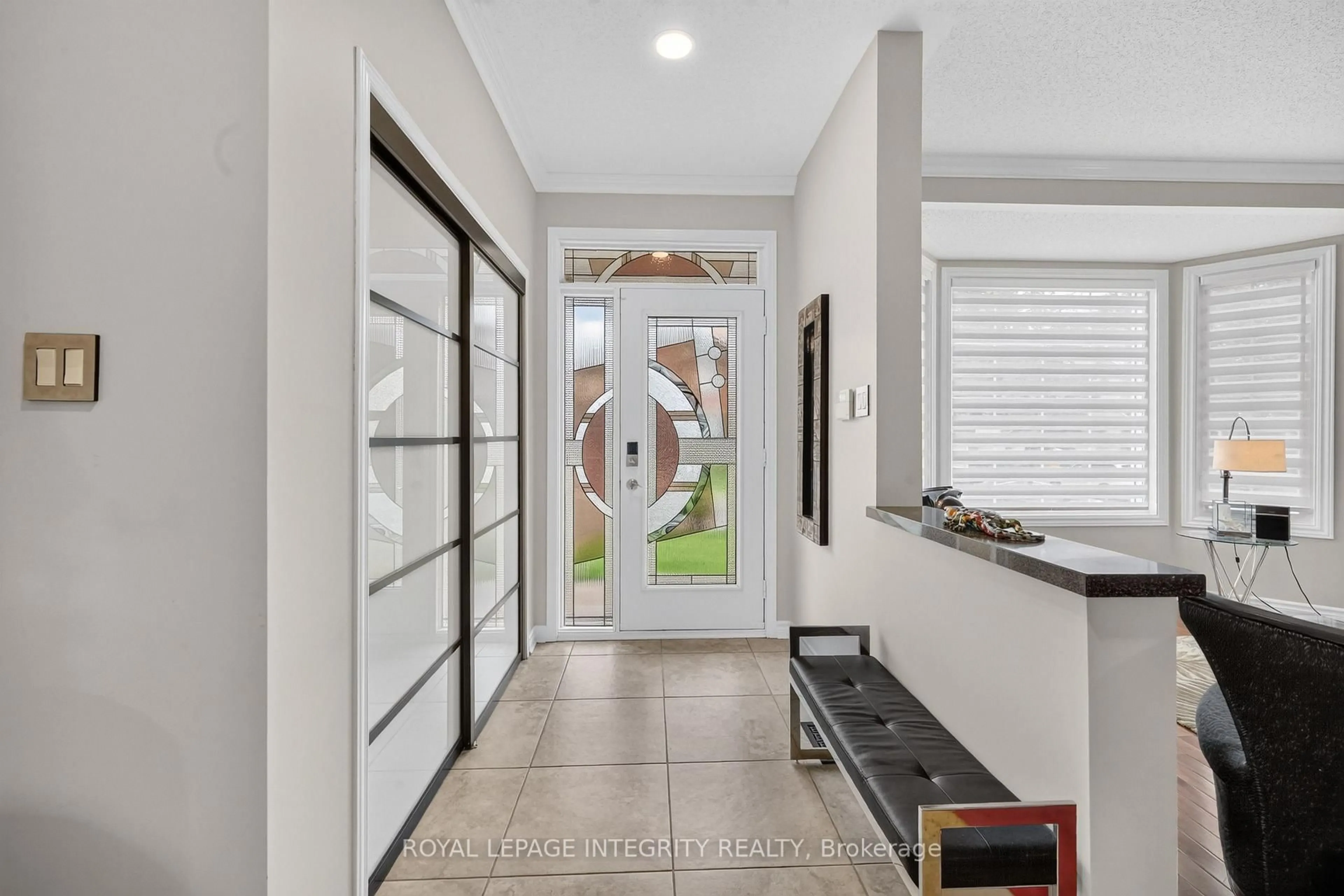 Indoor entryway for 2117 Sandy Oaks Dr, Ottawa Ontario K1W 1H6