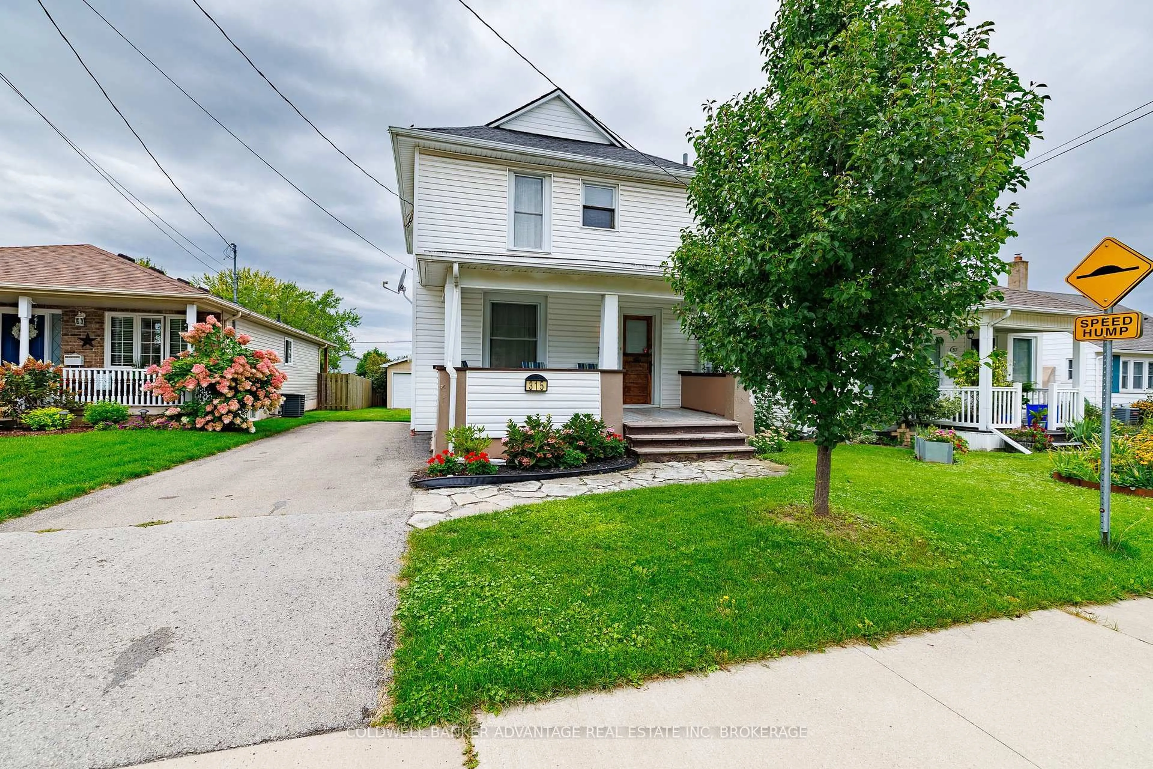 A pic from outside/outdoor area/front of a property/back of a property/a pic from drone, street for 315 AQUEDUCT St, Welland Ontario L3C 3J2