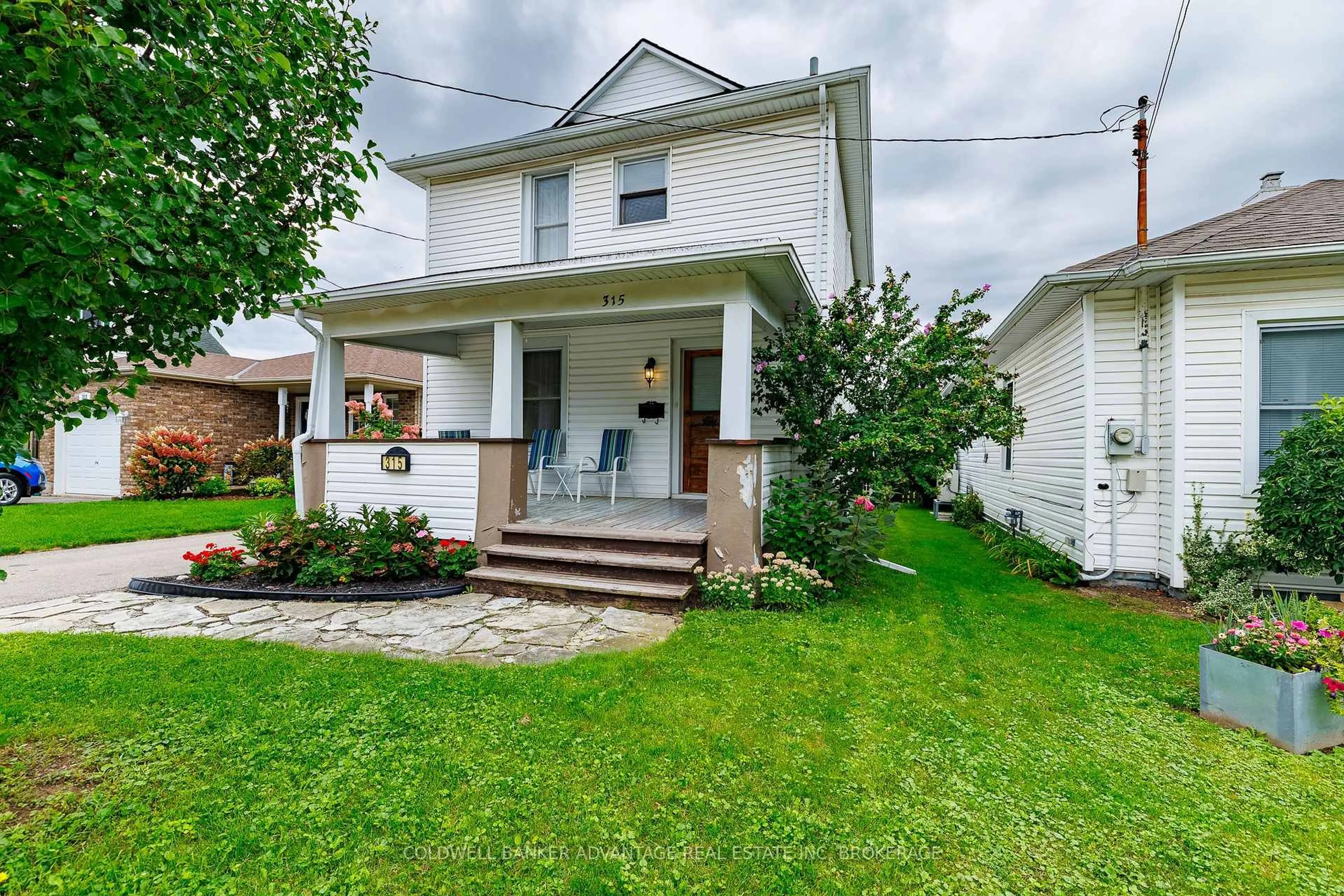 A pic from outside/outdoor area/front of a property/back of a property/a pic from drone, street for 315 AQUEDUCT St, Welland Ontario L3C 3J2