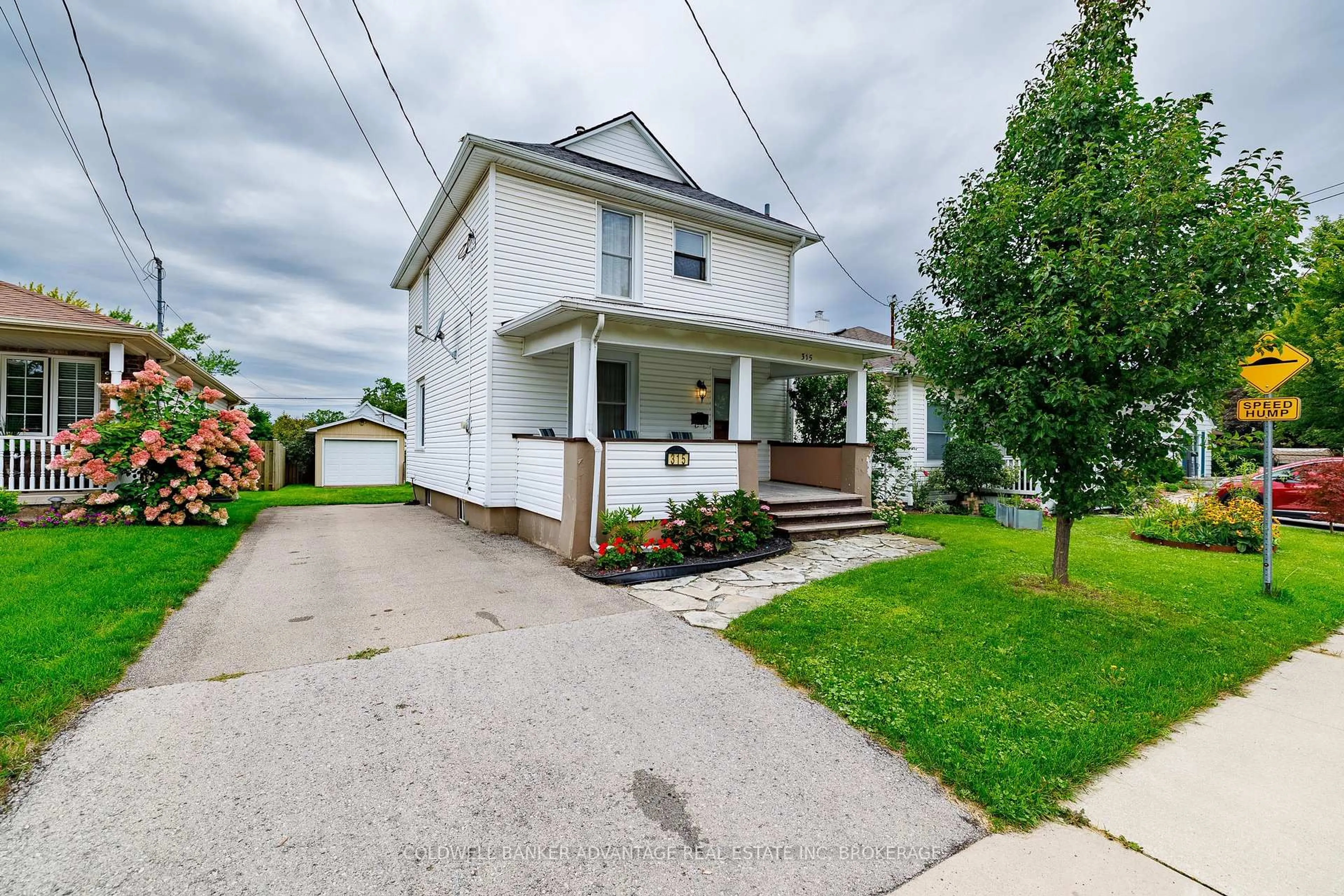 A pic from outside/outdoor area/front of a property/back of a property/a pic from drone, street for 315 AQUEDUCT St, Welland Ontario L3C 3J2