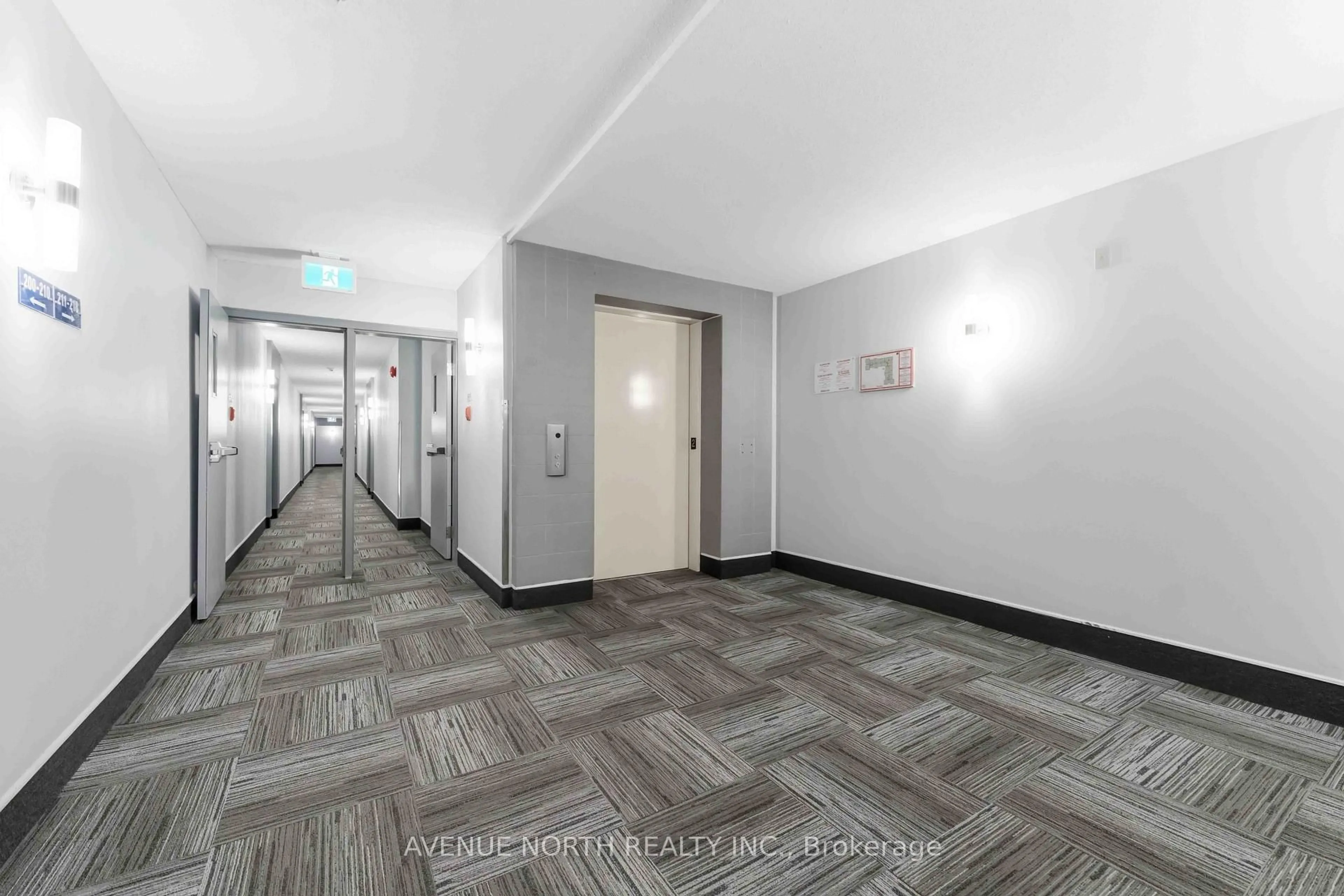 Indoor foyer for 212 Viewmount Dr #210, Ottawa Ontario K2E 7X2