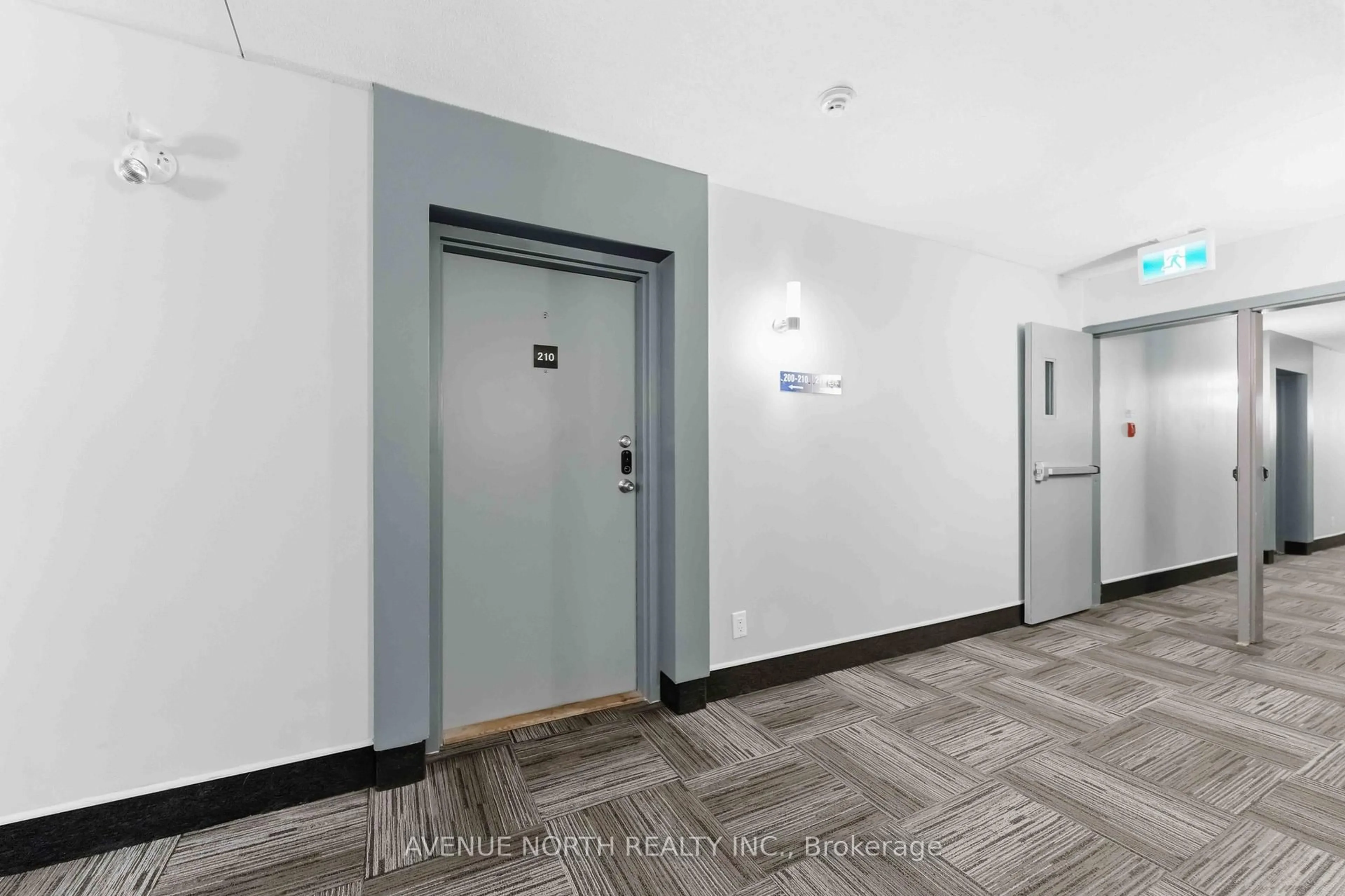 Indoor foyer for 212 Viewmount Dr #210, Ottawa Ontario K2E 7X2